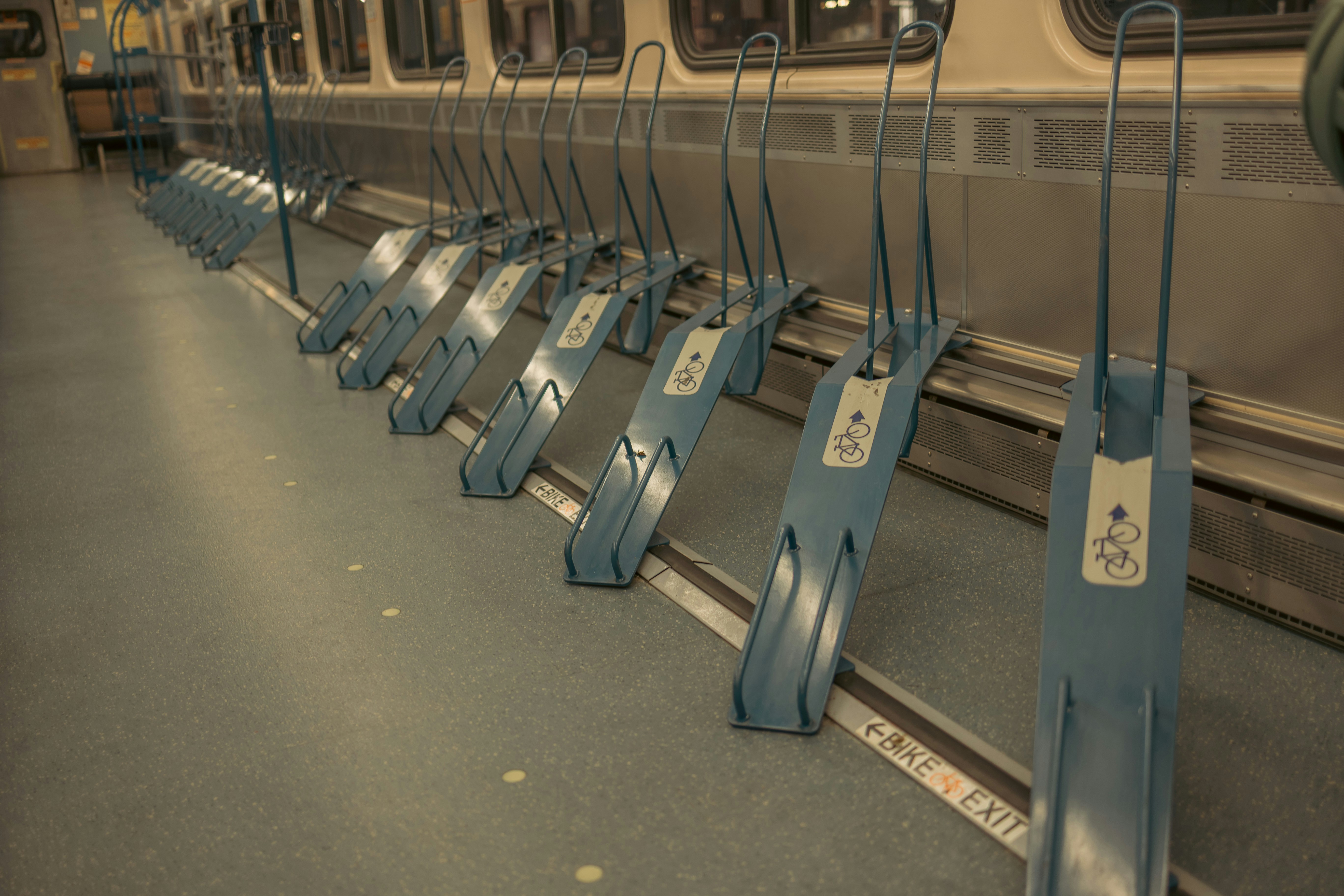 Bicicletários vazios dentro de um vagão de trem.