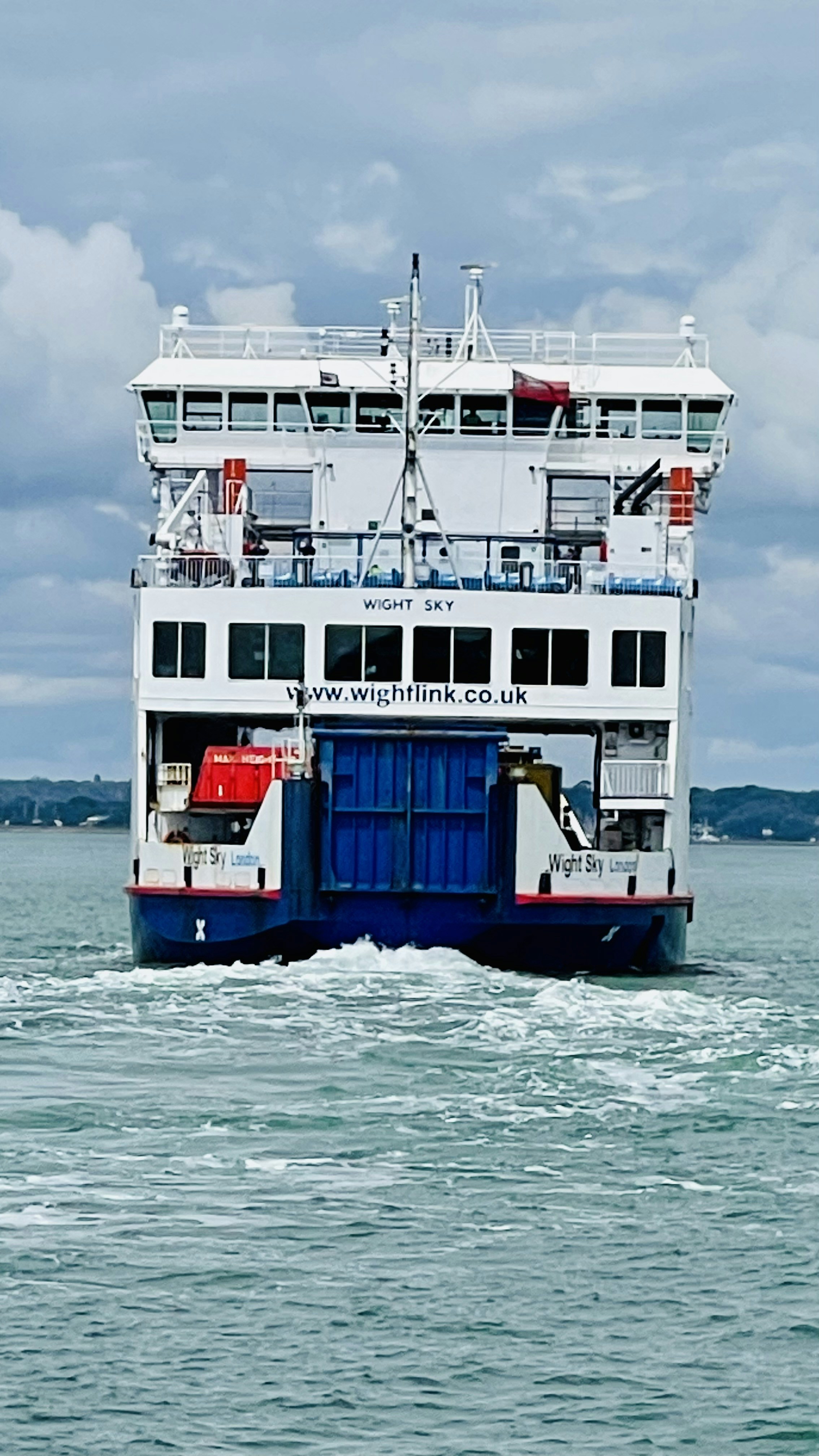 水上を航行する大型フェリー船。