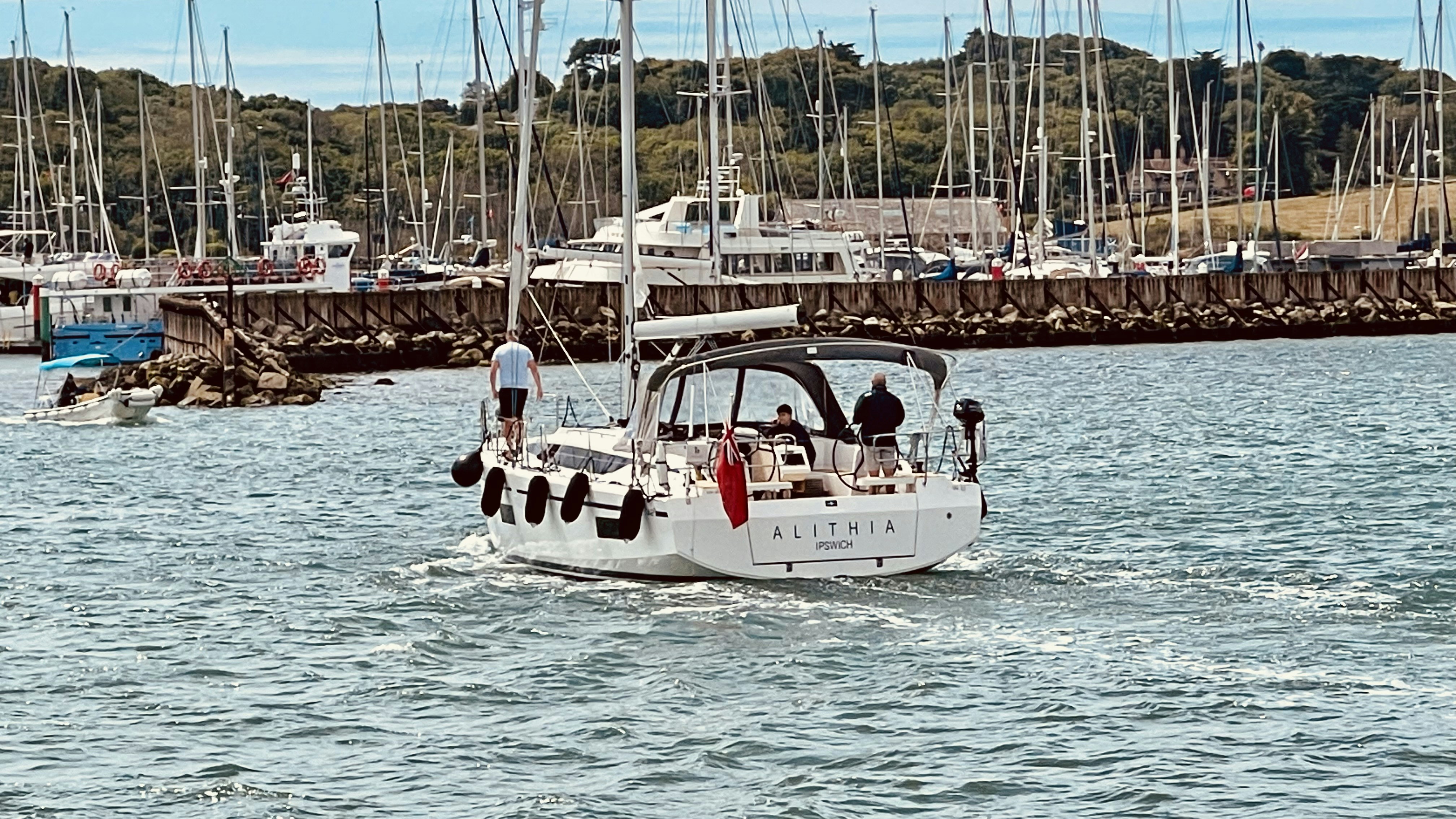 港近くの海中を移動するヨット。