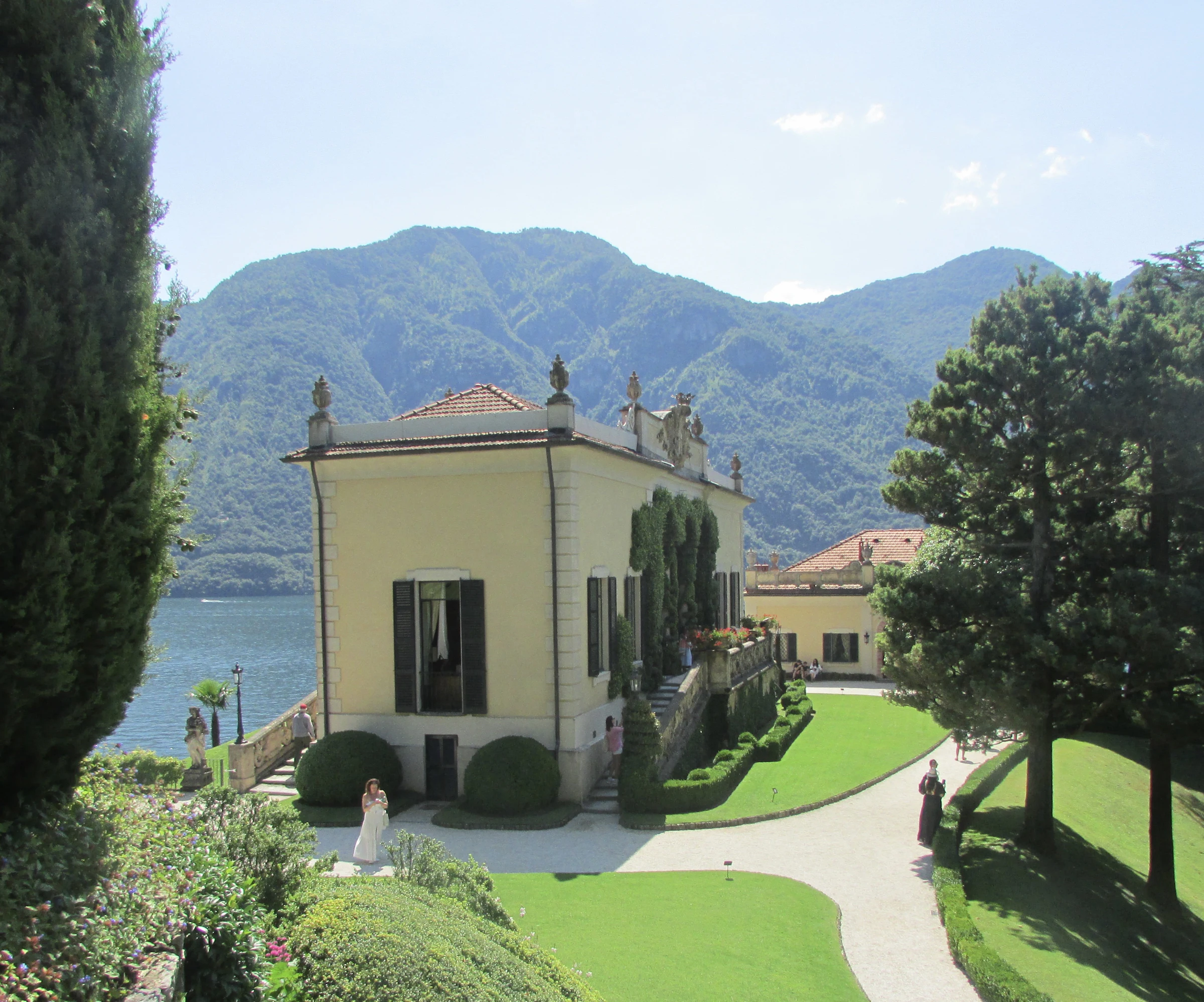 Villa italienne au bord d’un lac, entourée de cyprès