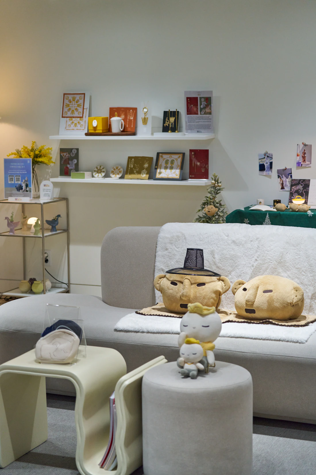 Presentes criativos e itens de decoração em ambiente aconchegante