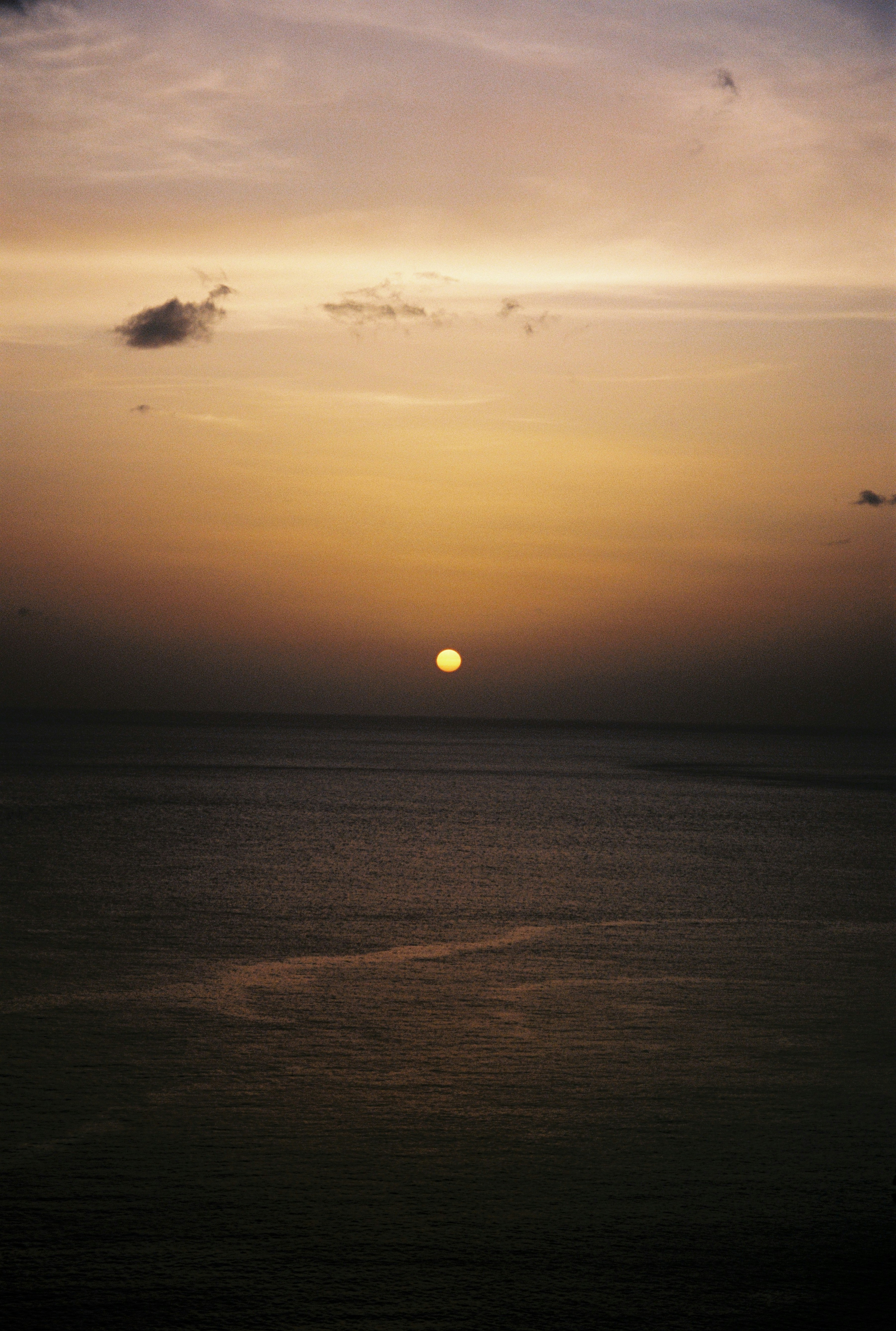 Sonnenuntergang über einem ruhigen Ozean