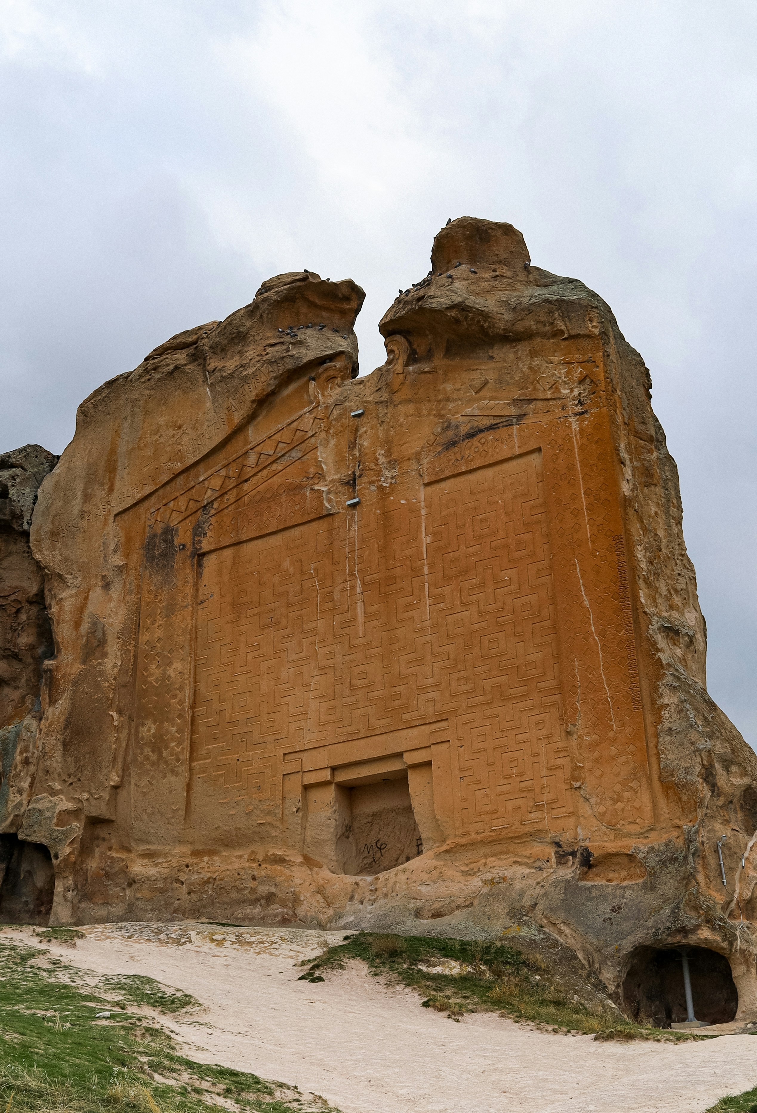 Antikes Grab, das in eine große Felswand gehauen wurde