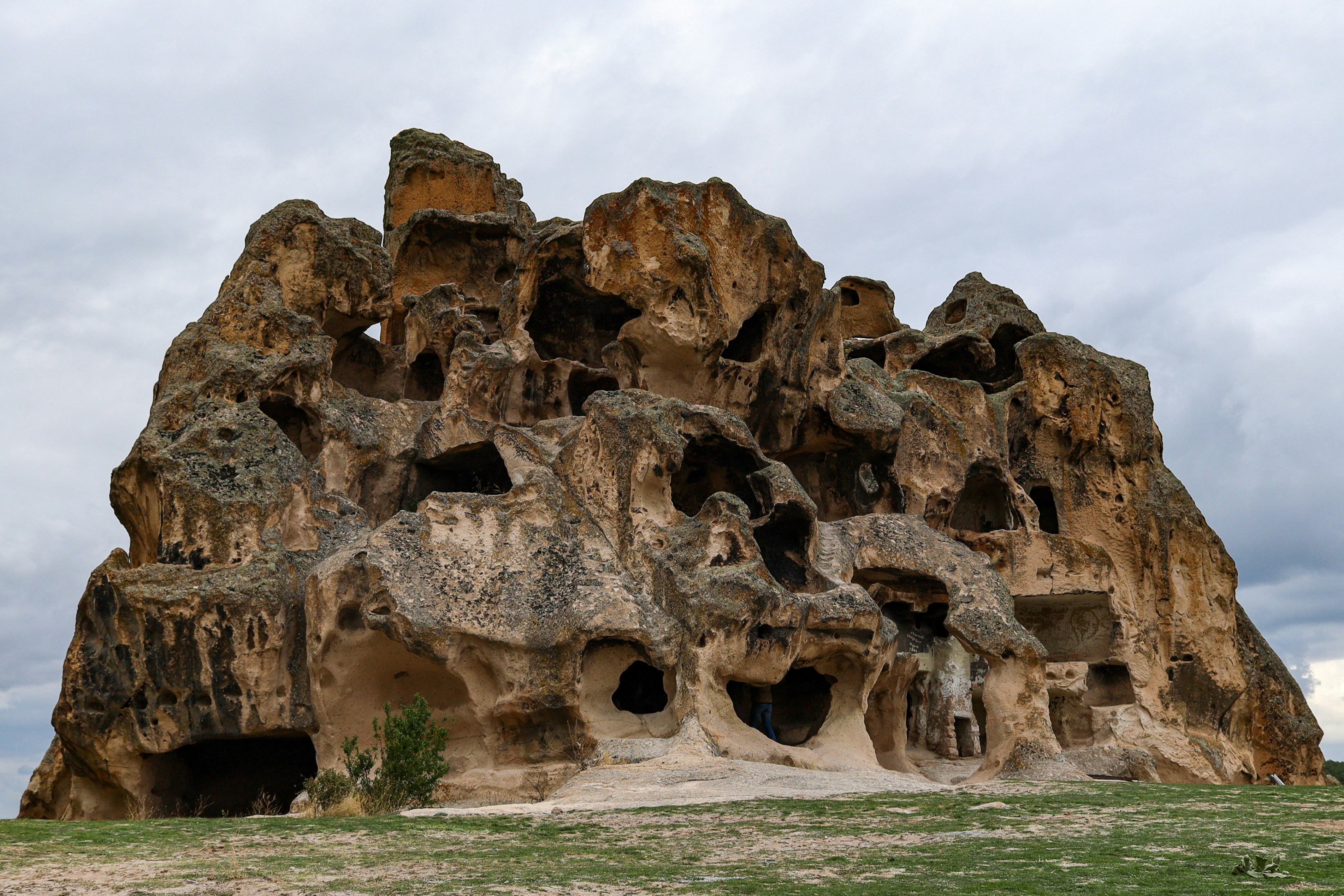 Uralte in den Fels gehauene Behausungen, die in eine große Formation gehauen wurden.