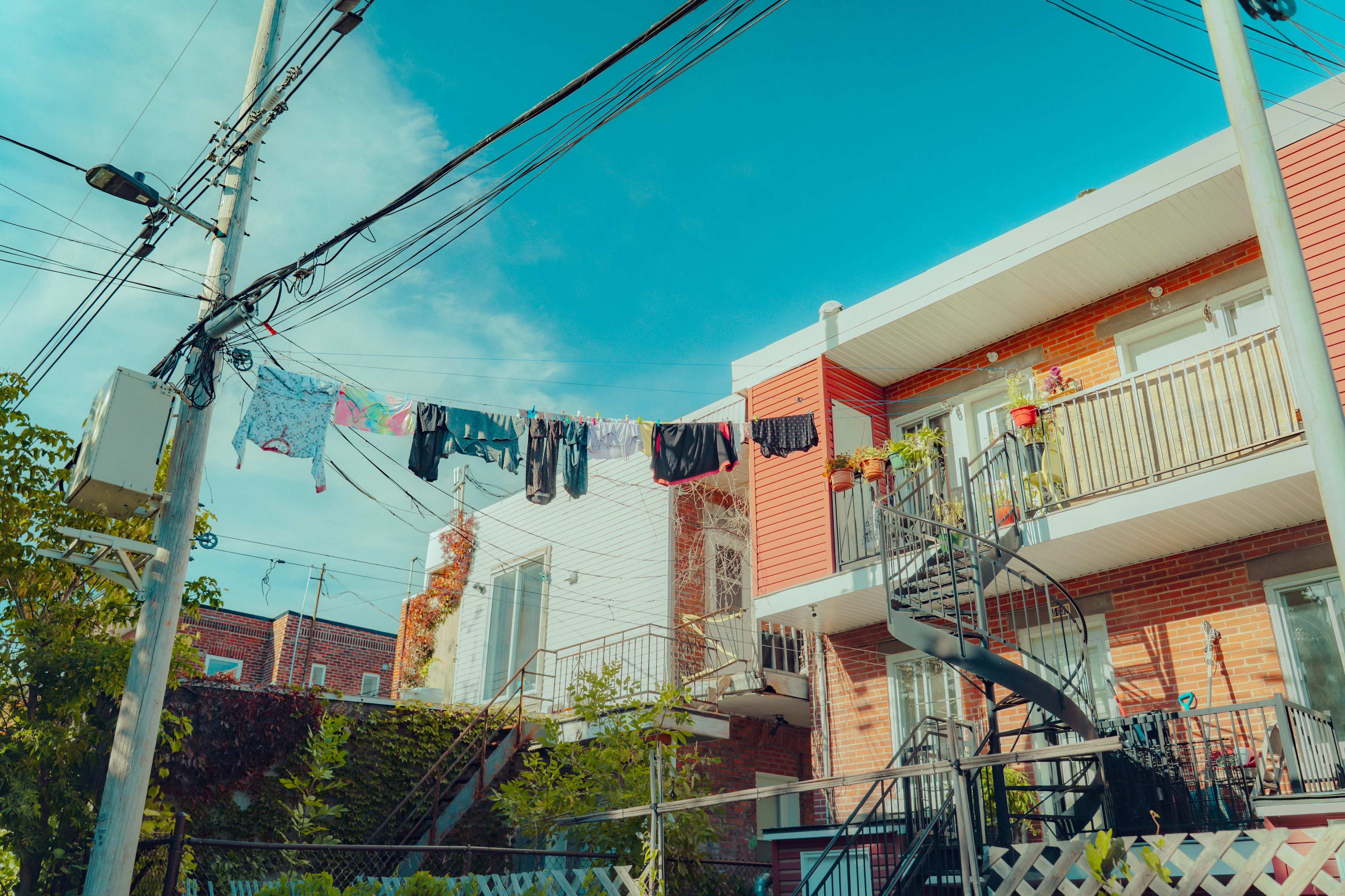 Linge qui sèche entre des immeubles à escaliers extérieurs, à Montréal