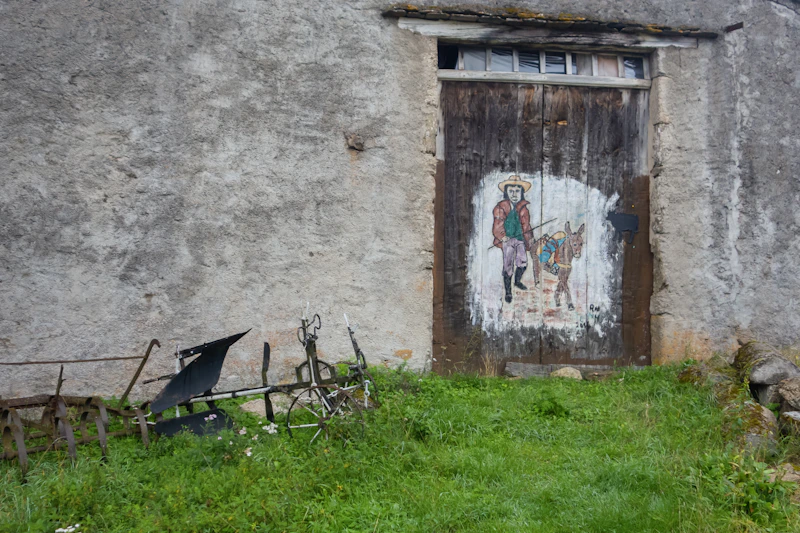 Rustykalny detal na starych drewnianych drzwiach