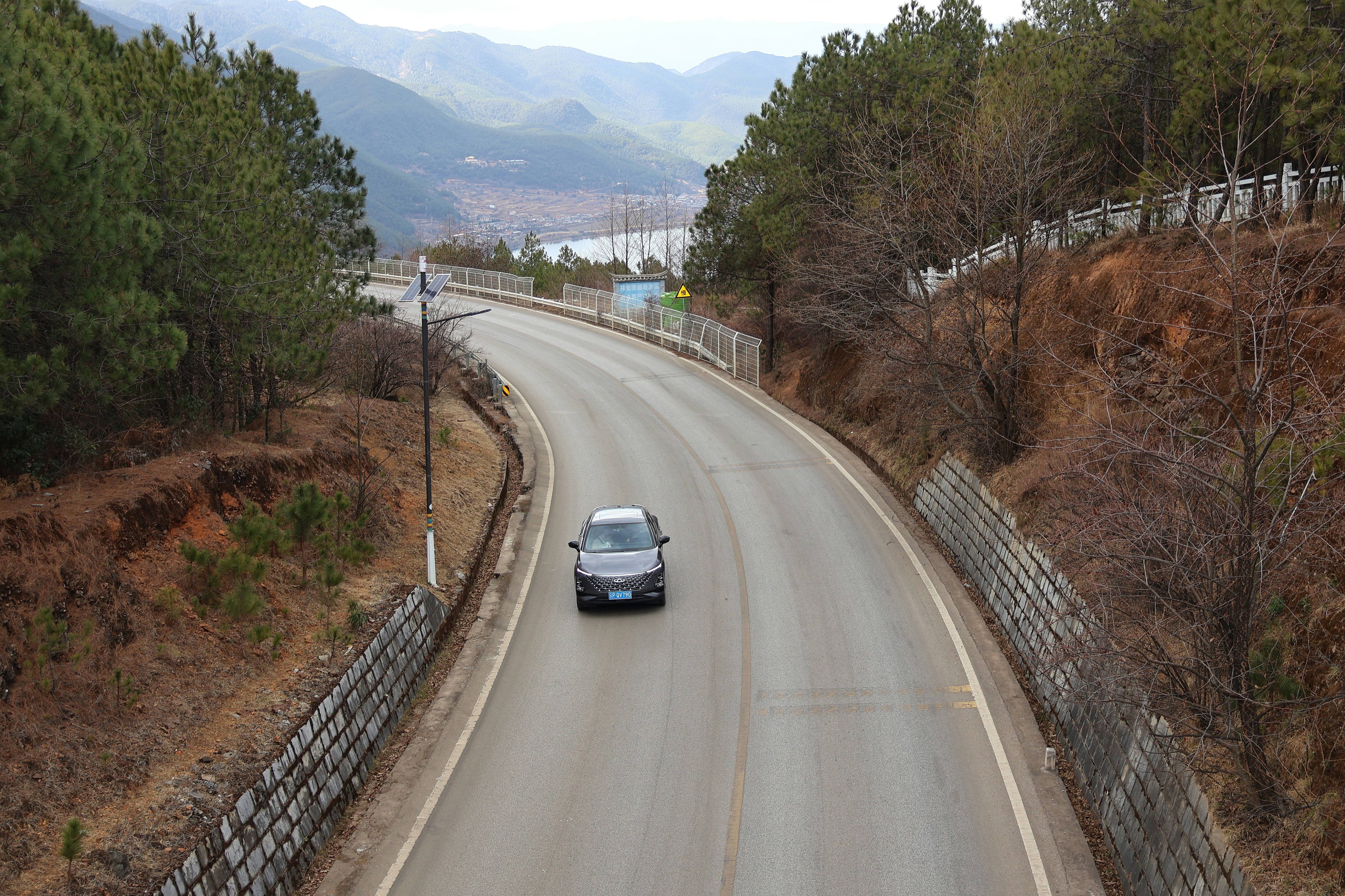 Mazda MX-5 scenic road, ilustrasi artikel The Ultimate Mazda MX-5 Miata Wallpaper Collection: Capturing Roadster Life 1