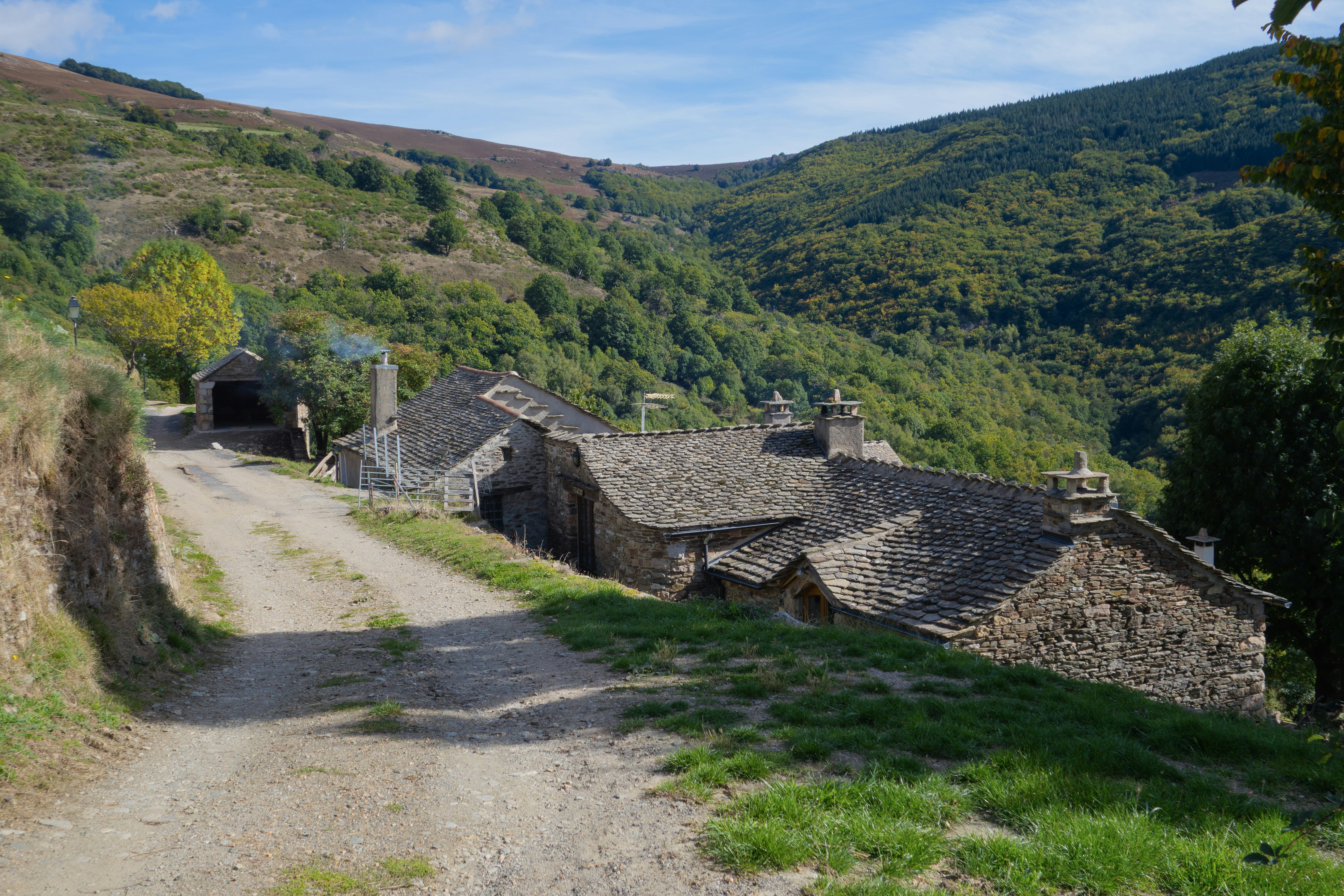 Artisan menuisier installant une fenêtre PVC à Avallon dans l'Yonne