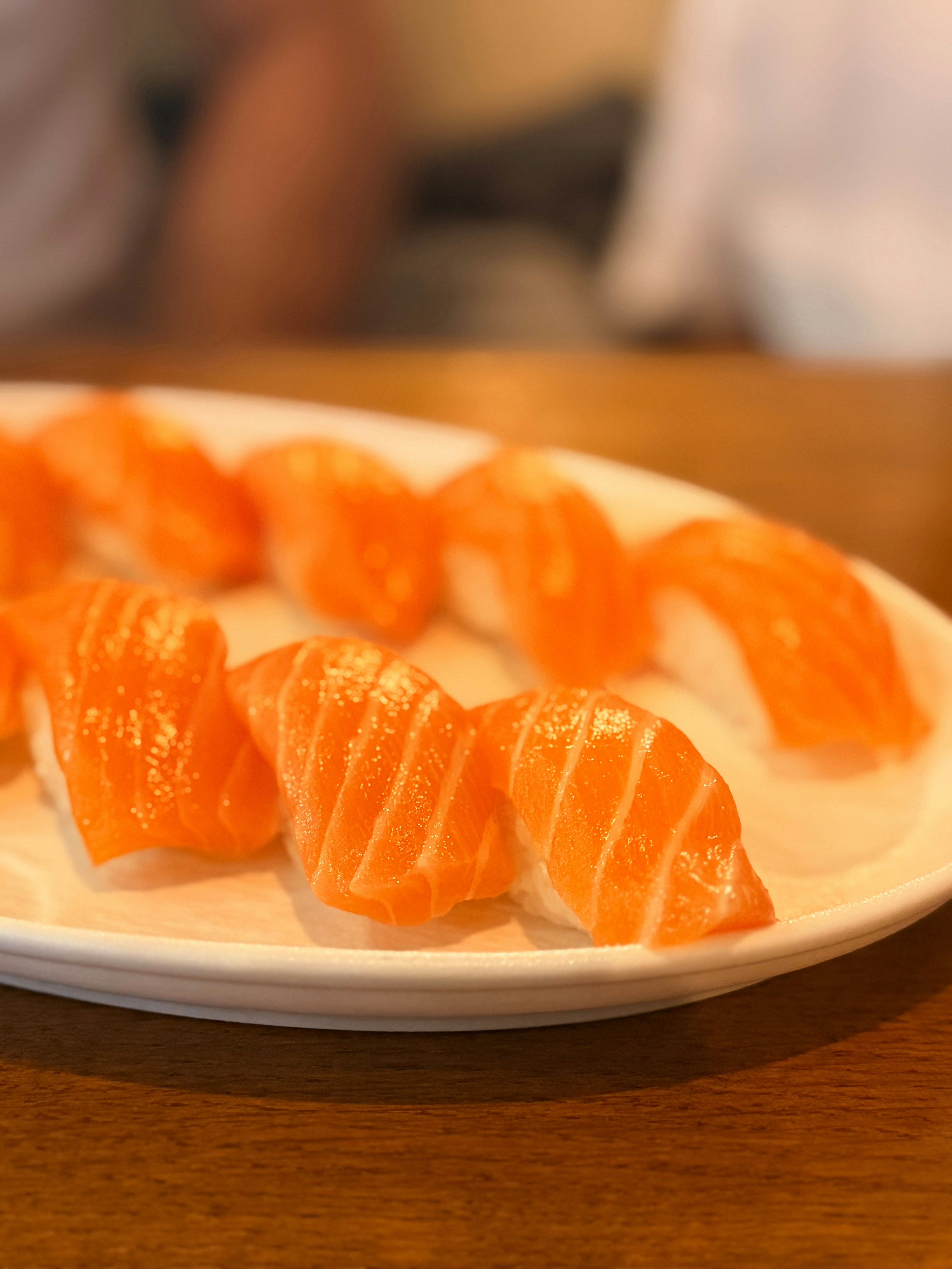 흰 접시에 연어 초밥