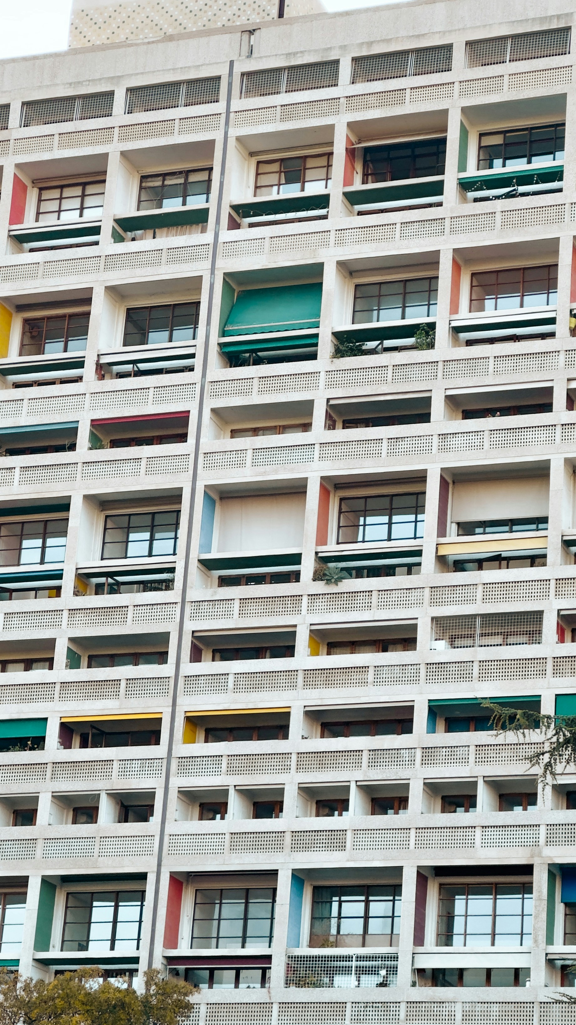 カラフルな窓の日よけを備えたモダンなアパート