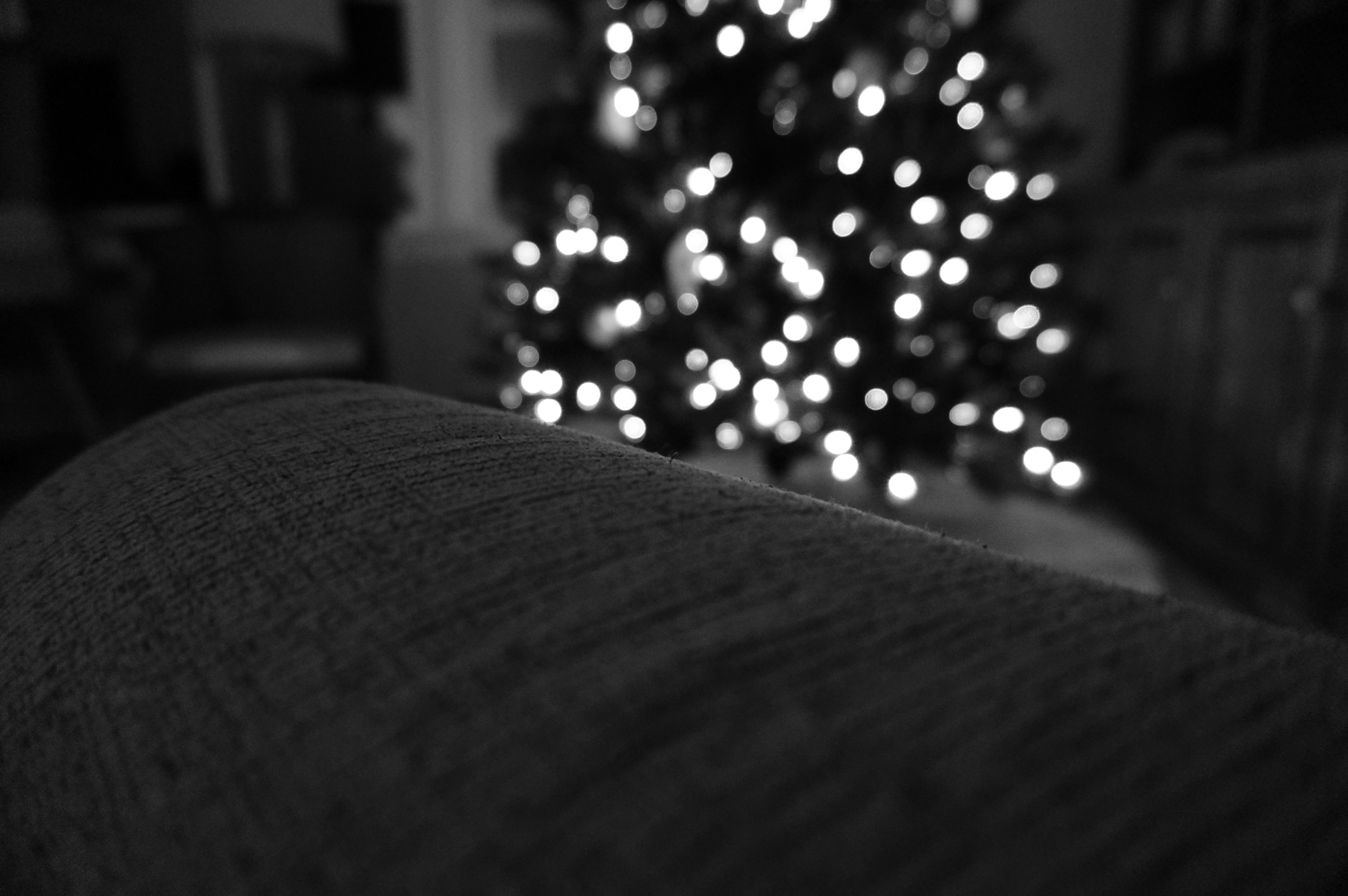 Luzes borradas da árvore de Natal em um quarto escuro