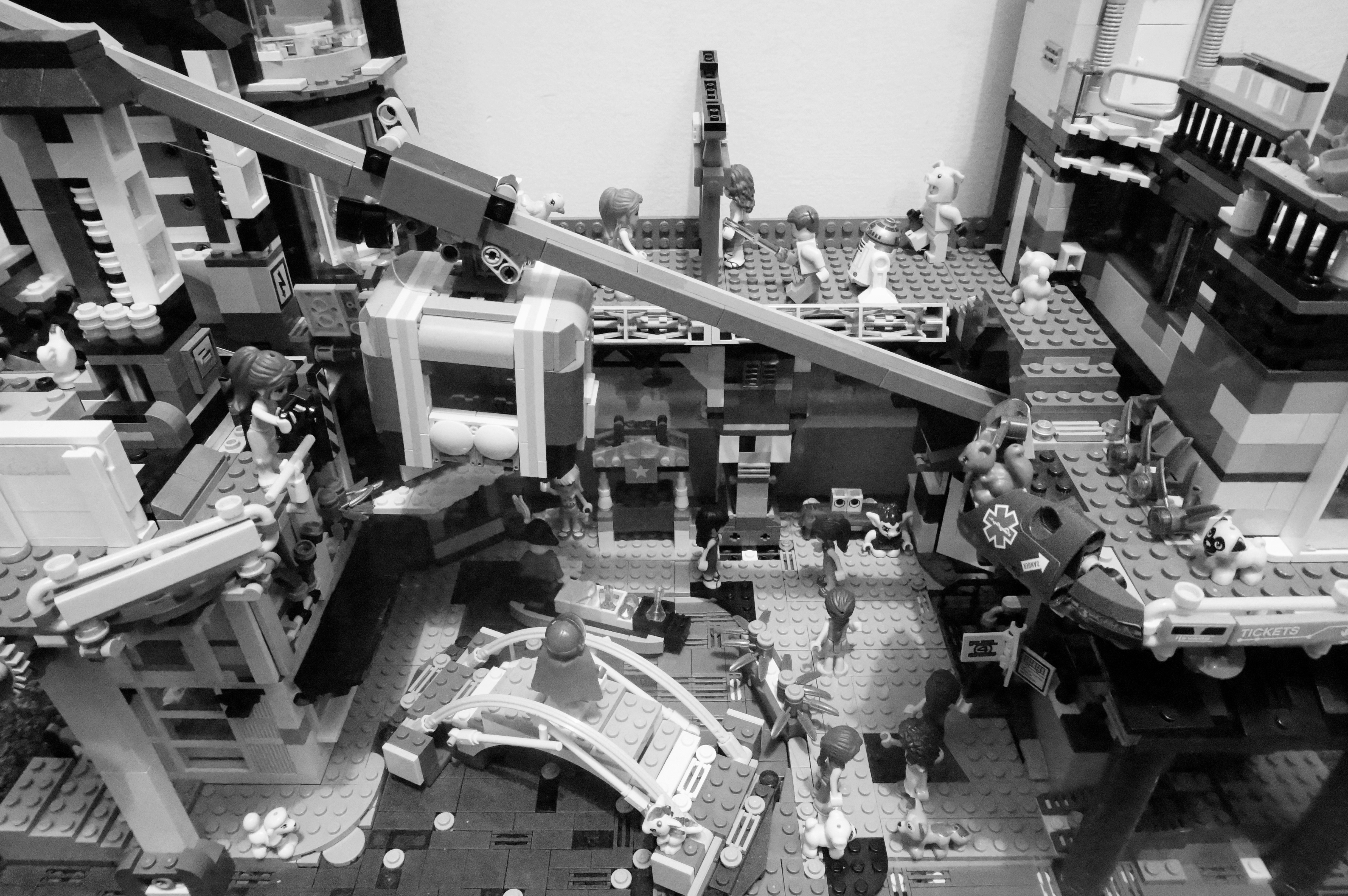 Adegan kota lego yang rumit dengan banyak figur.