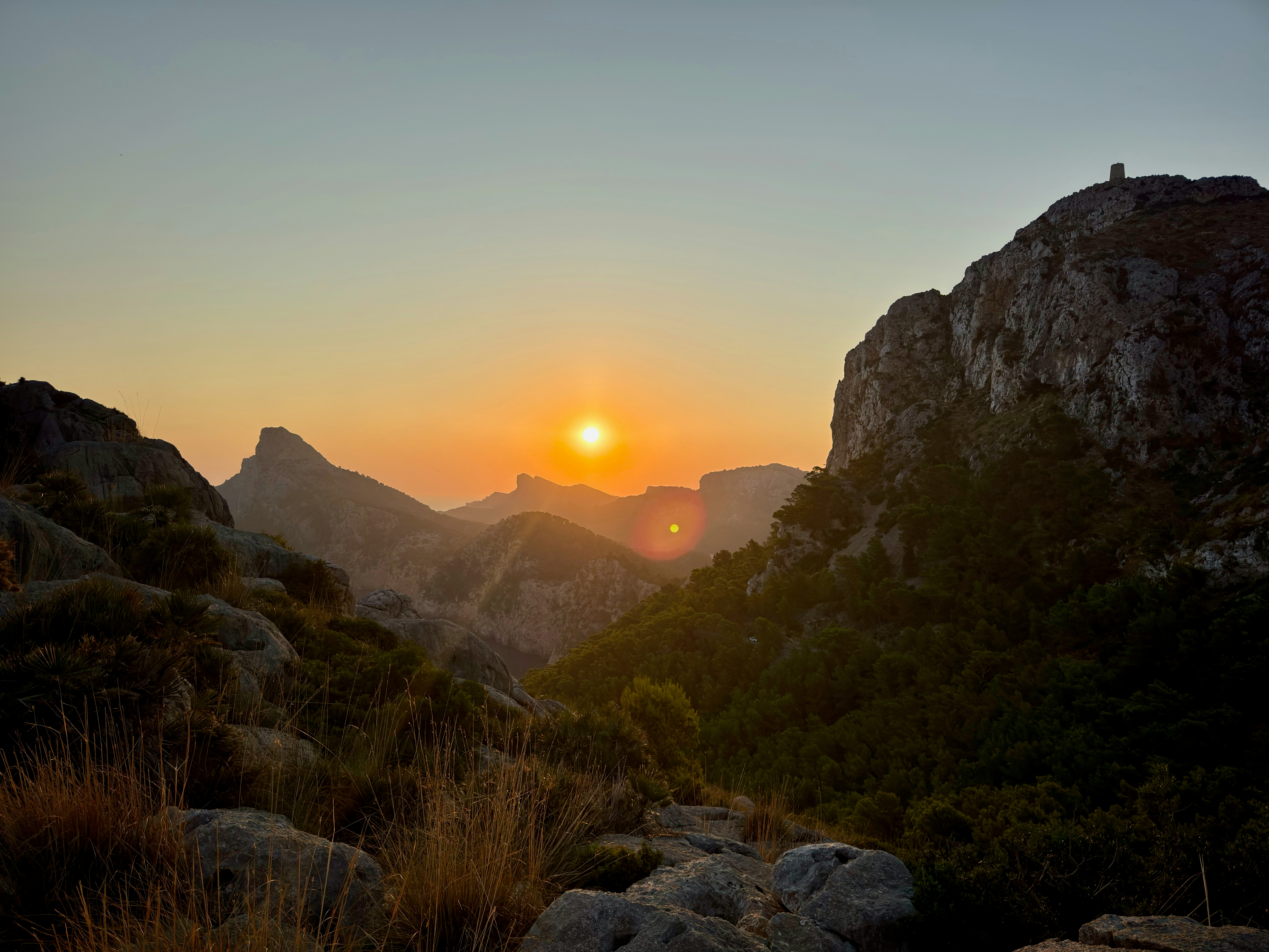 Rugged mountain landscape, sunrise, ilustrasi artikel Conquer the Elements: The Toughest Water Bottles for Your Wildest Adventures 3