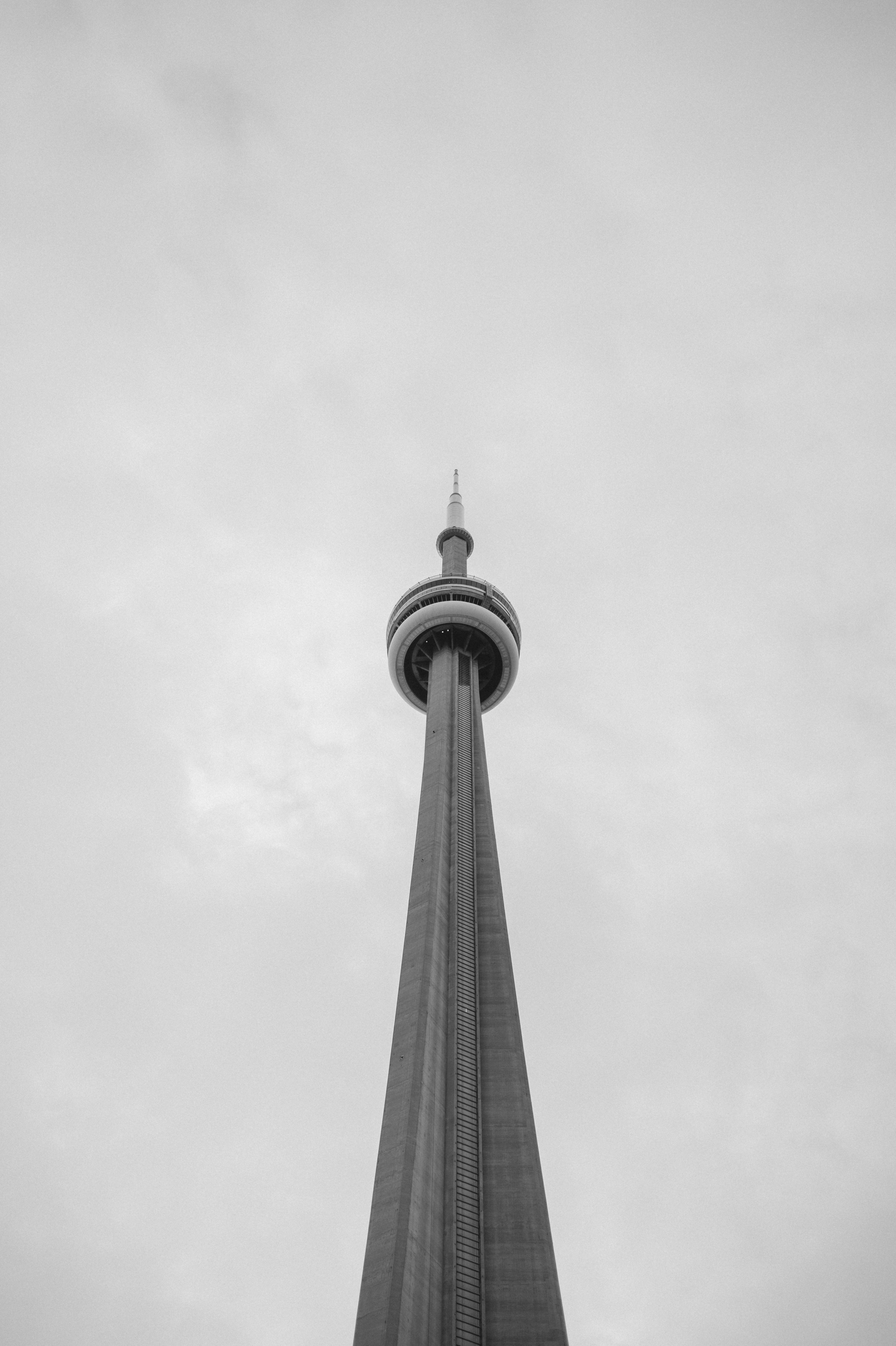 La torre cn che si protende in un cielo nuvoloso
