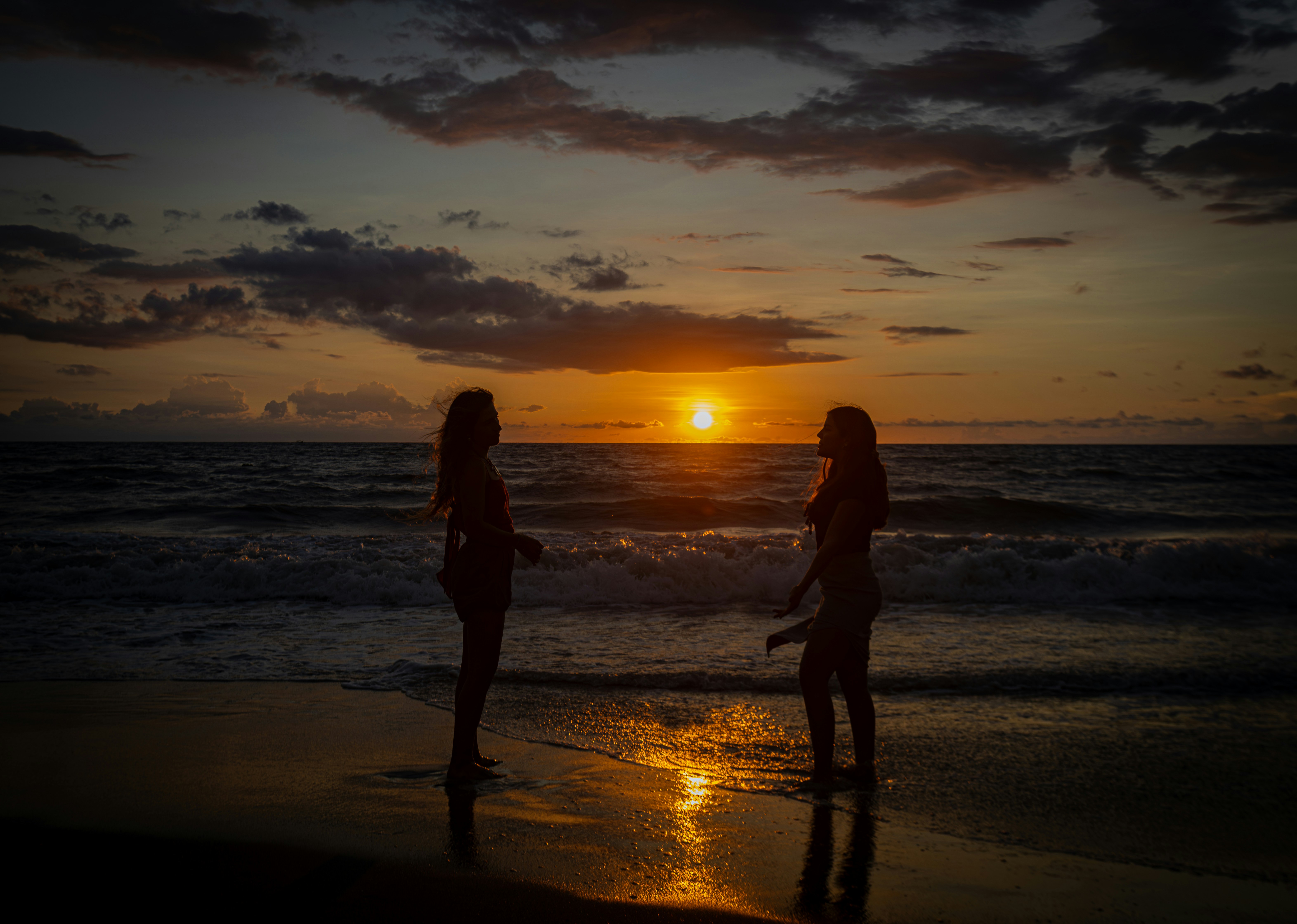 Two people watching the sunset over the ocean. photo – Free Beach Image on  Unsplash, image size:3000x2138