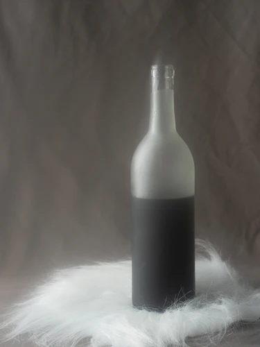 高端蒙砂酒瓶——哑光质感与通透玻璃形成鲜明对比