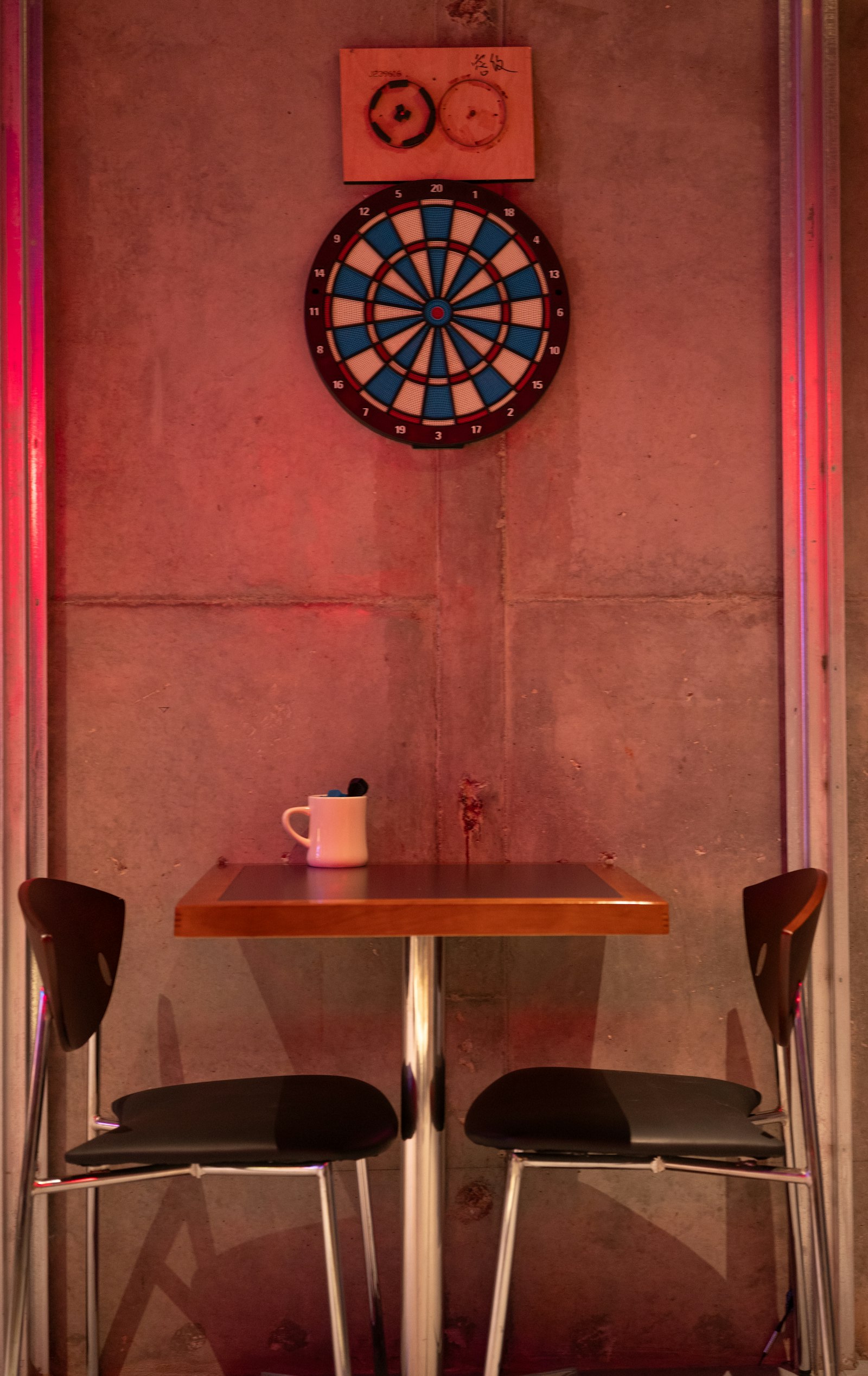 Dart og et glass i baren