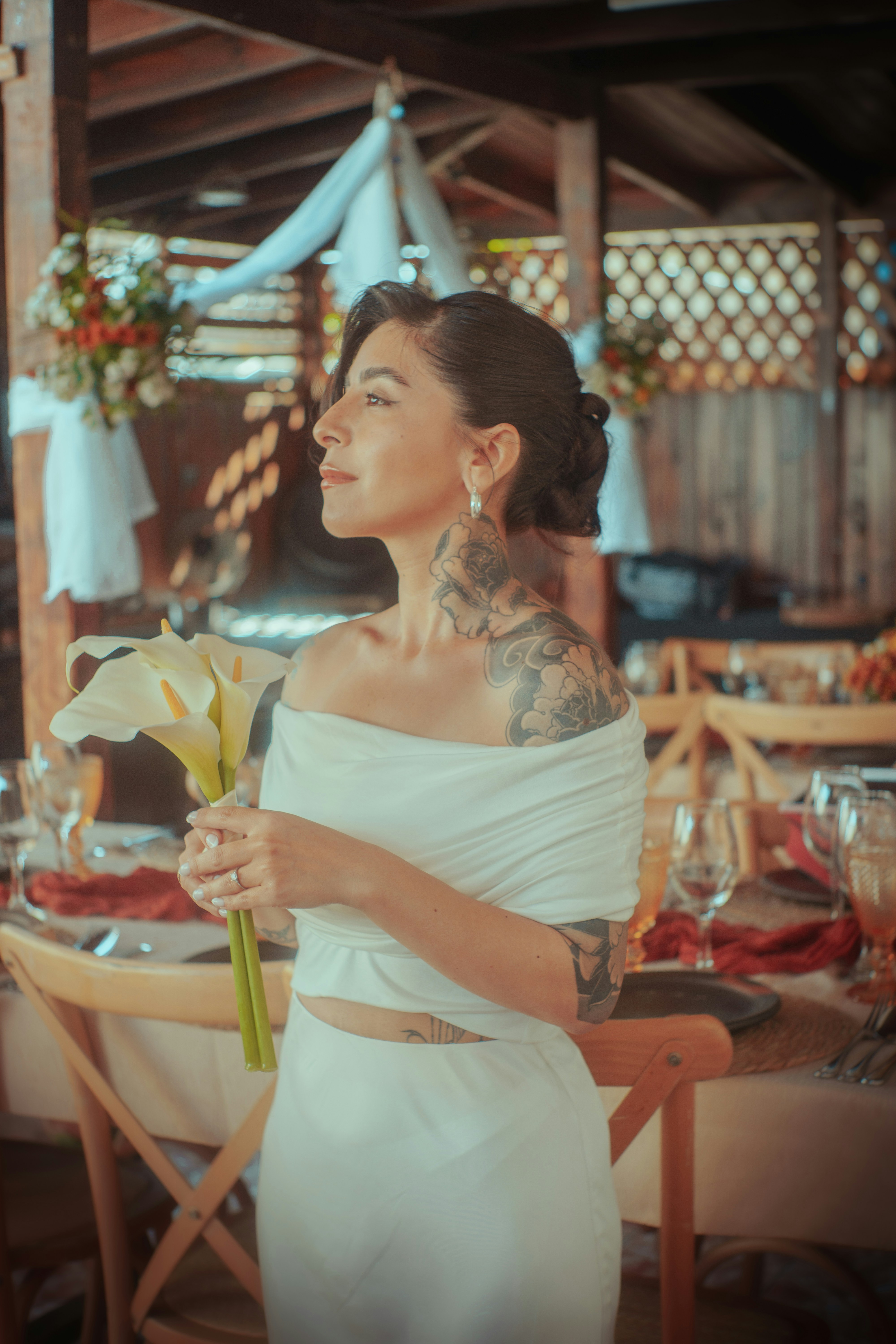 elegant wedding ceremony flowers, ilustrasi artikel Conquer Wedding Bliss: Your Ultimate Guide to Managing Stress and Anxiety 4