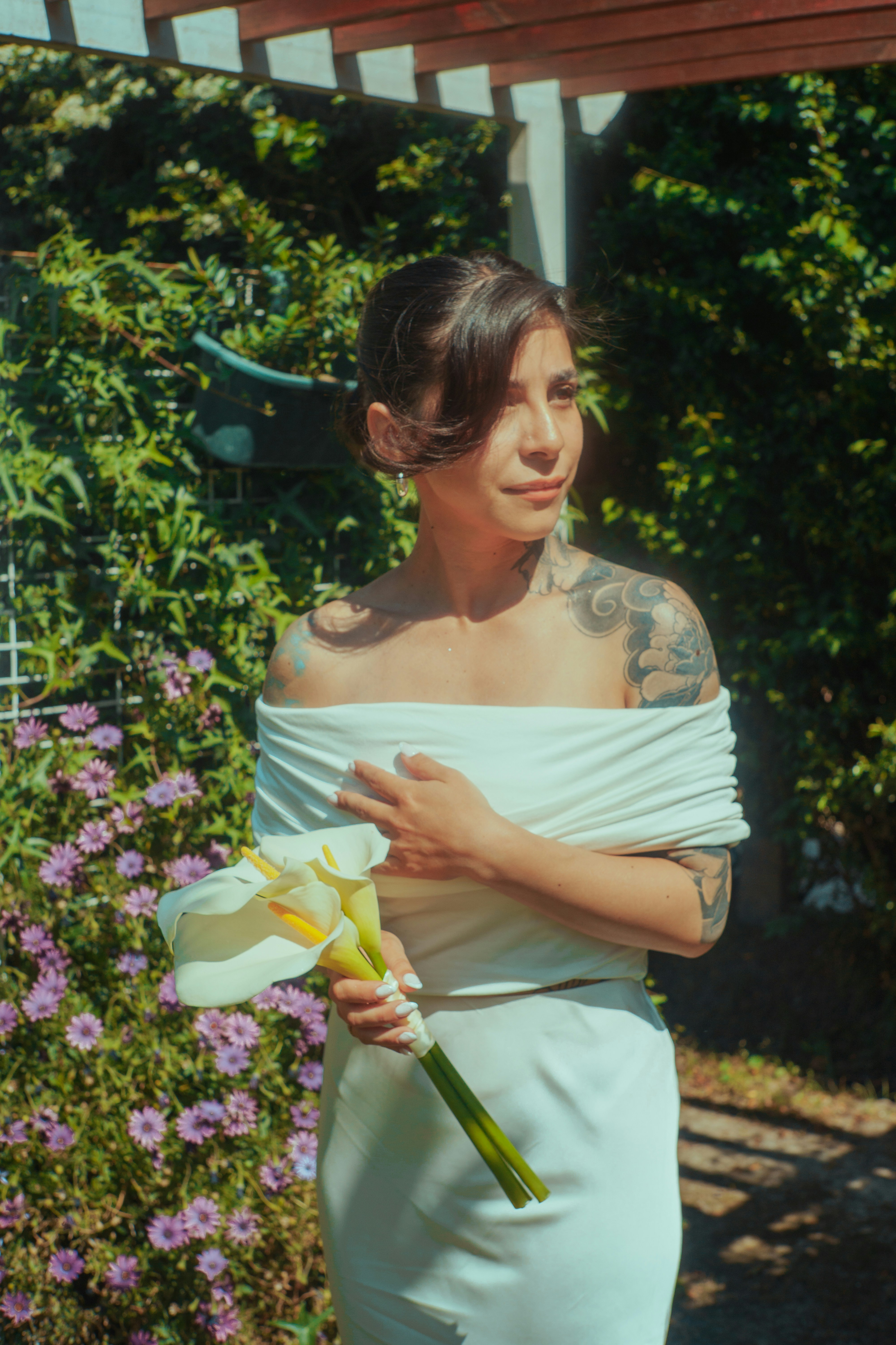 elegant wedding dress wallpaper, ilustrasi artikel 2024 Wedding Dress Trends: What's Hot for Brides 6