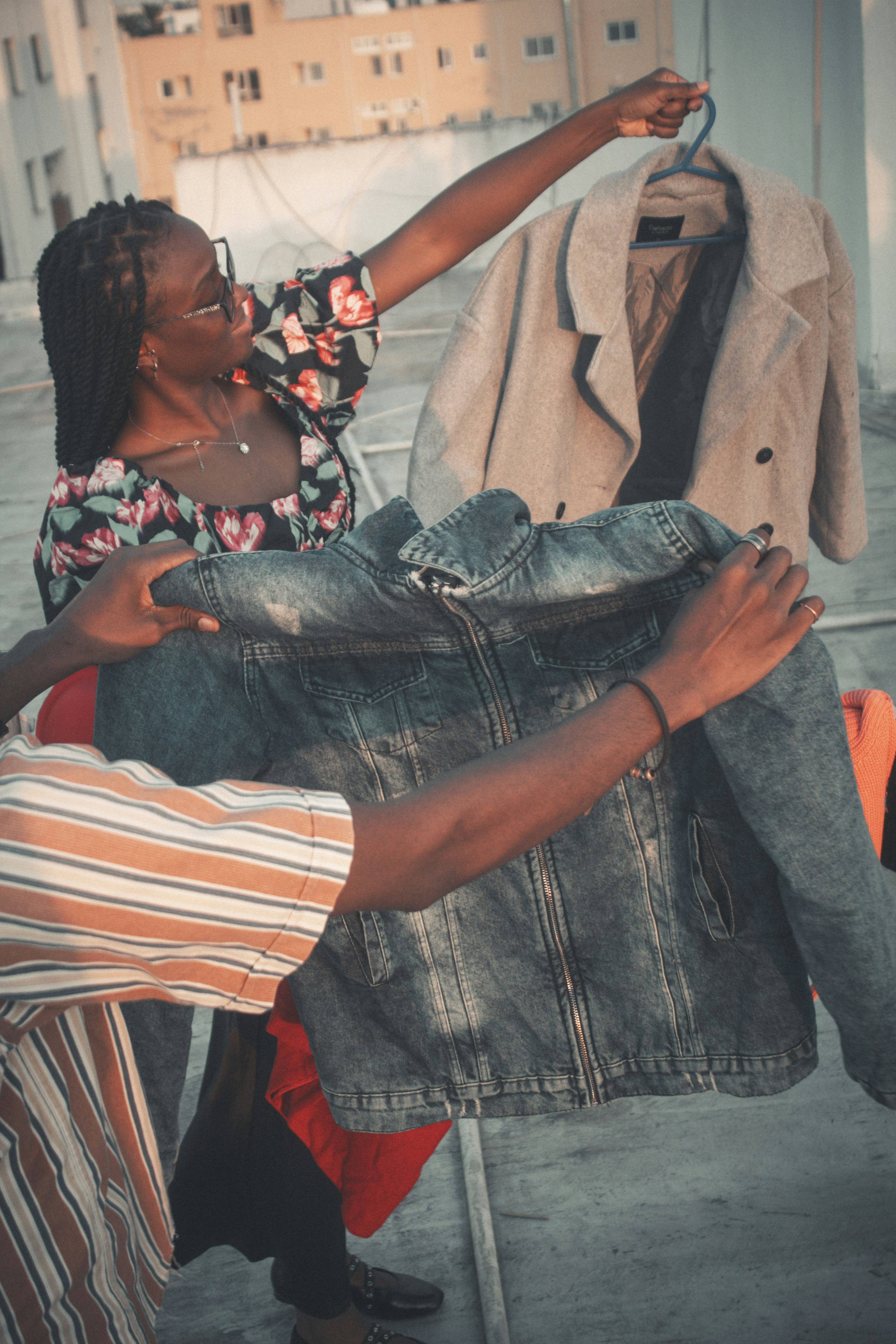 denim jacket outfits, wallpaper, Denim Jacket Outfits: Style Ideas for All Seasons 2