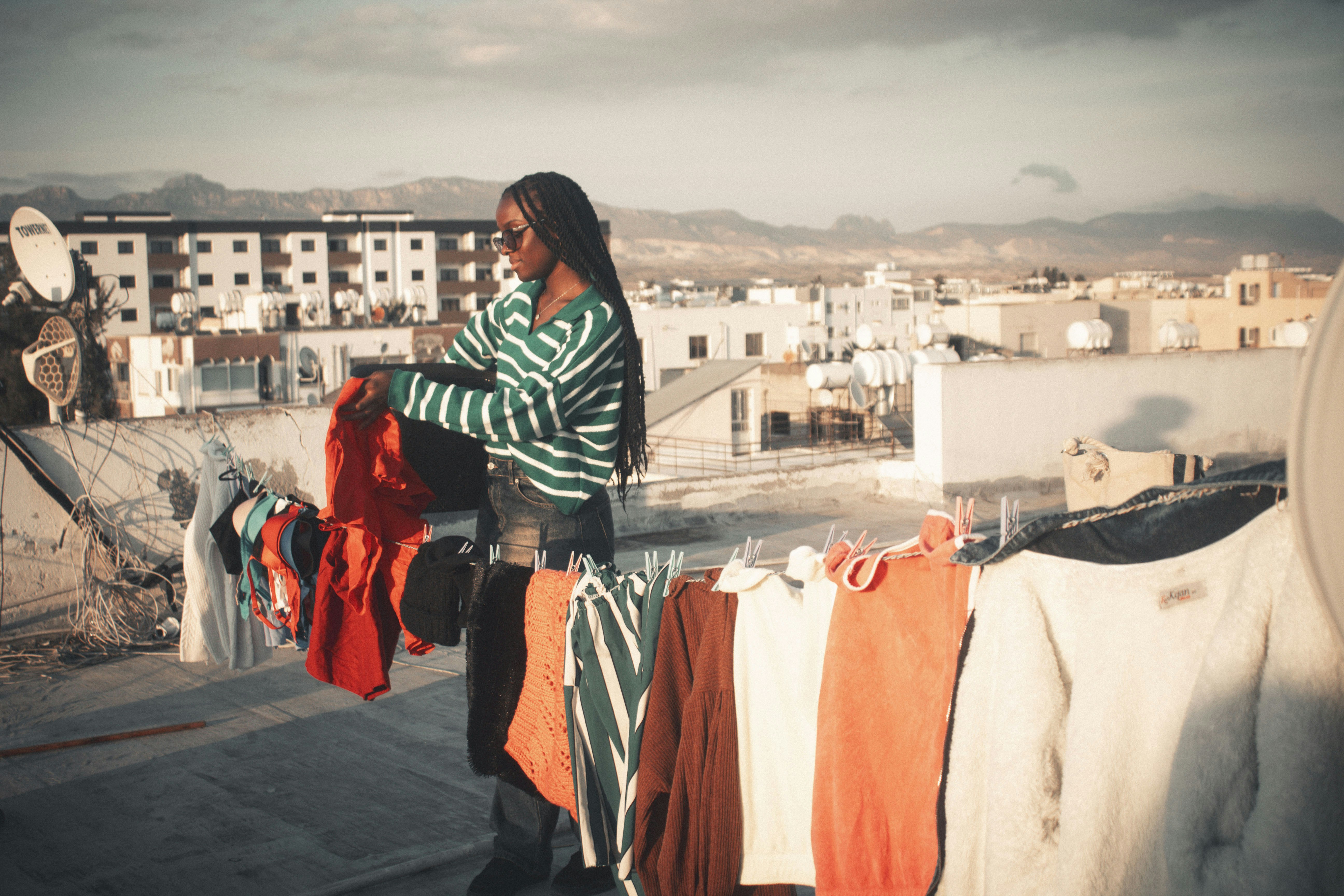 Mujer colgando la ropa en una azotea