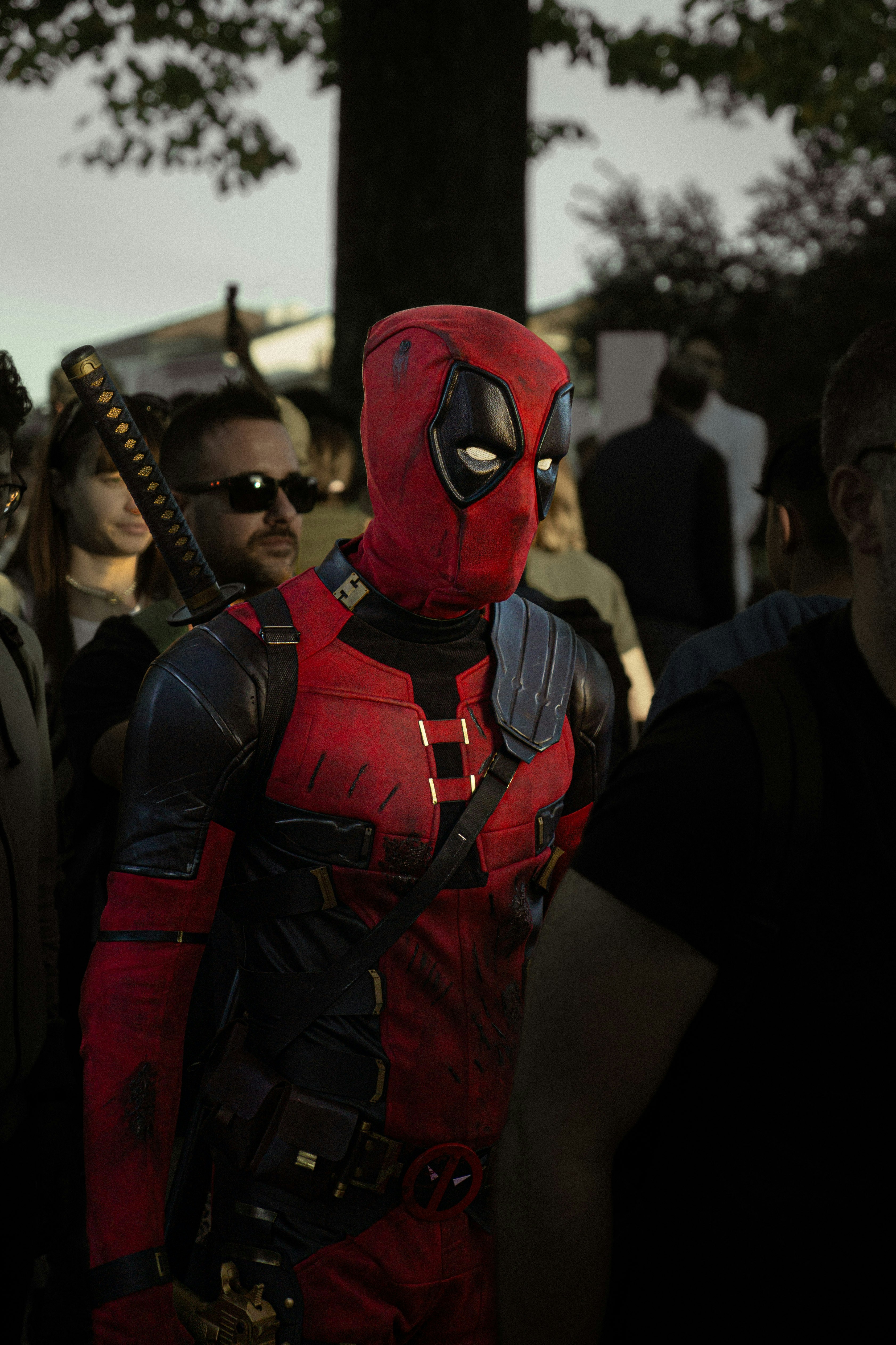 Pria berkostum deadpool dengan pedang