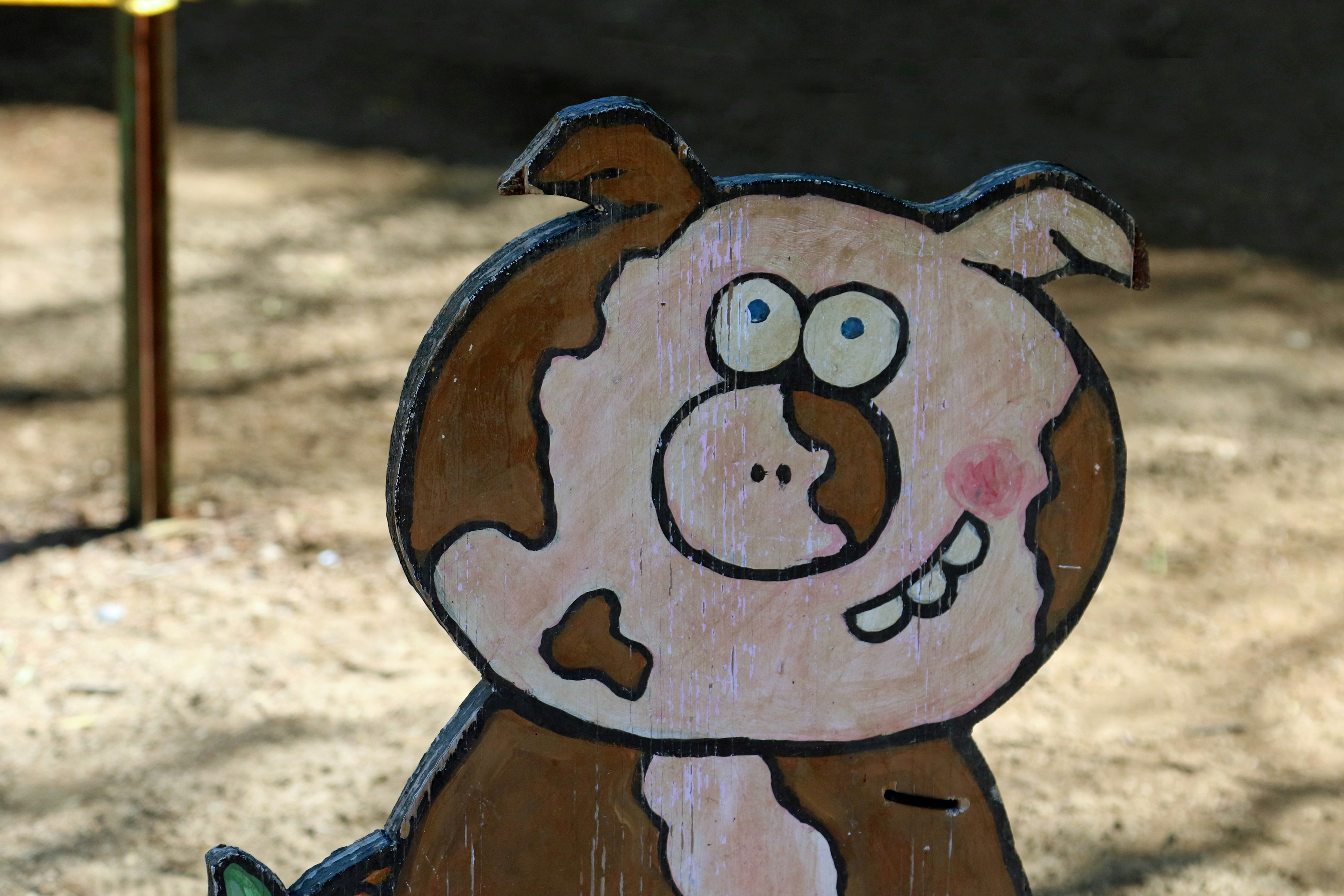 Decoração do porco dos desenhos animados com pontos marrons e brancos