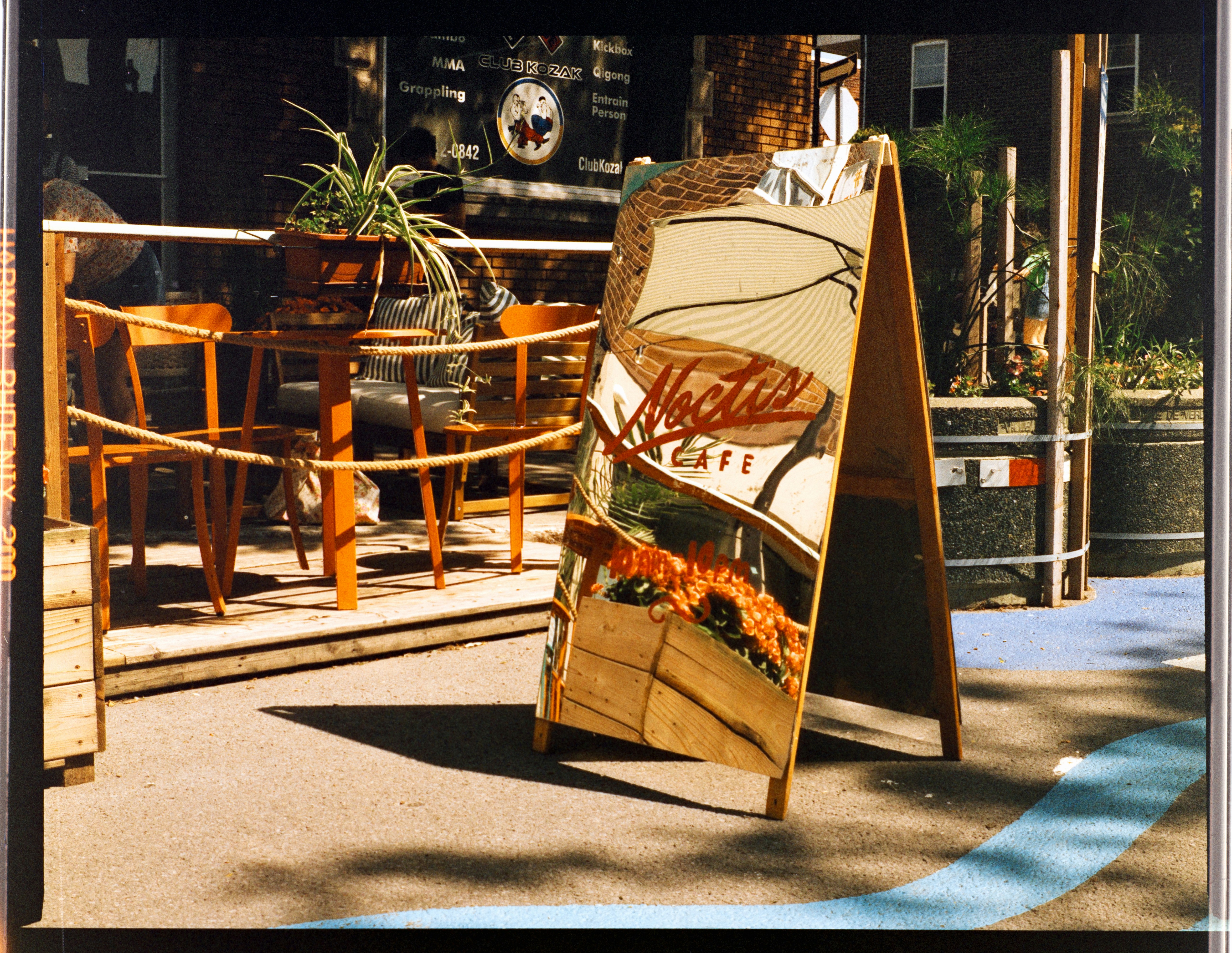 L’enseigne en A reflète les cafés et les sièges à l’extérieur