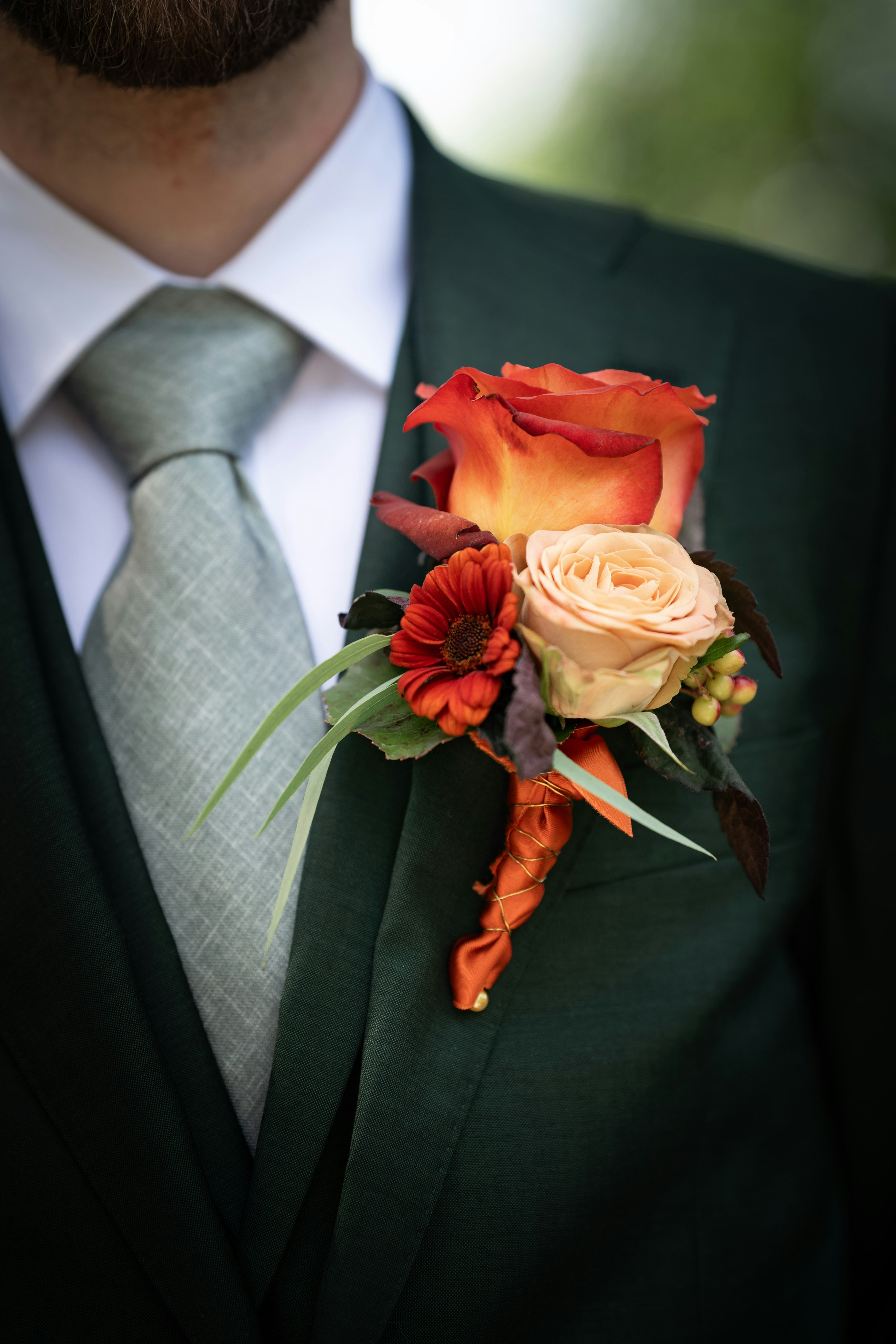 Marié dans un costume sombre avec une boutonnière florale