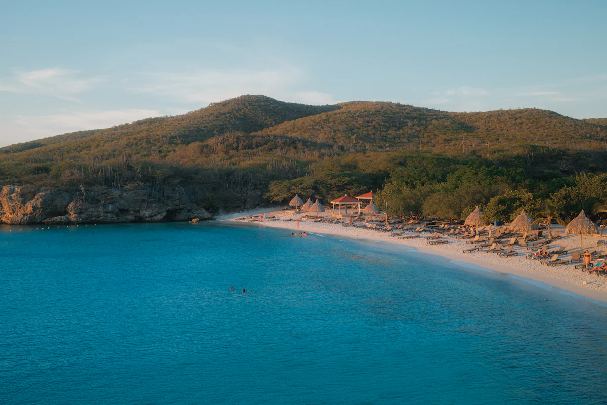 Baie tropicale aux eaux turquoise et collines verdoyantes, dans l'esprit de Marigot Bay