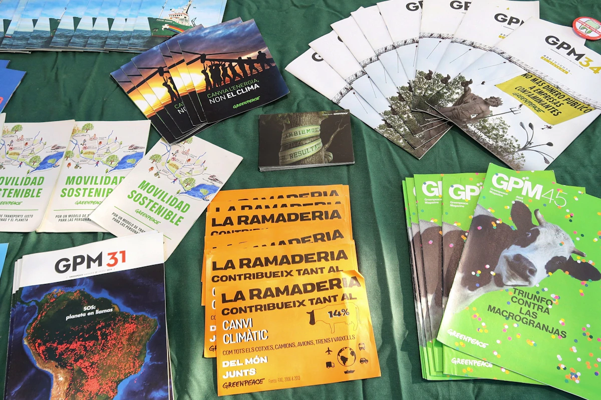 Pila de libros de referencia técnica para armar un plan de estudio