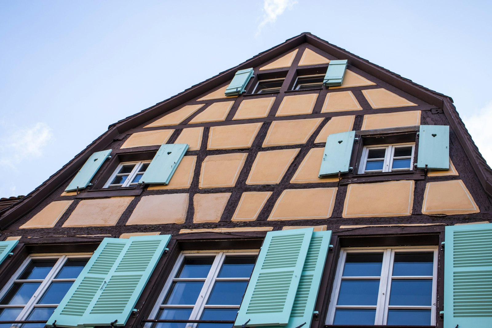 La façade de la maison sur la rue