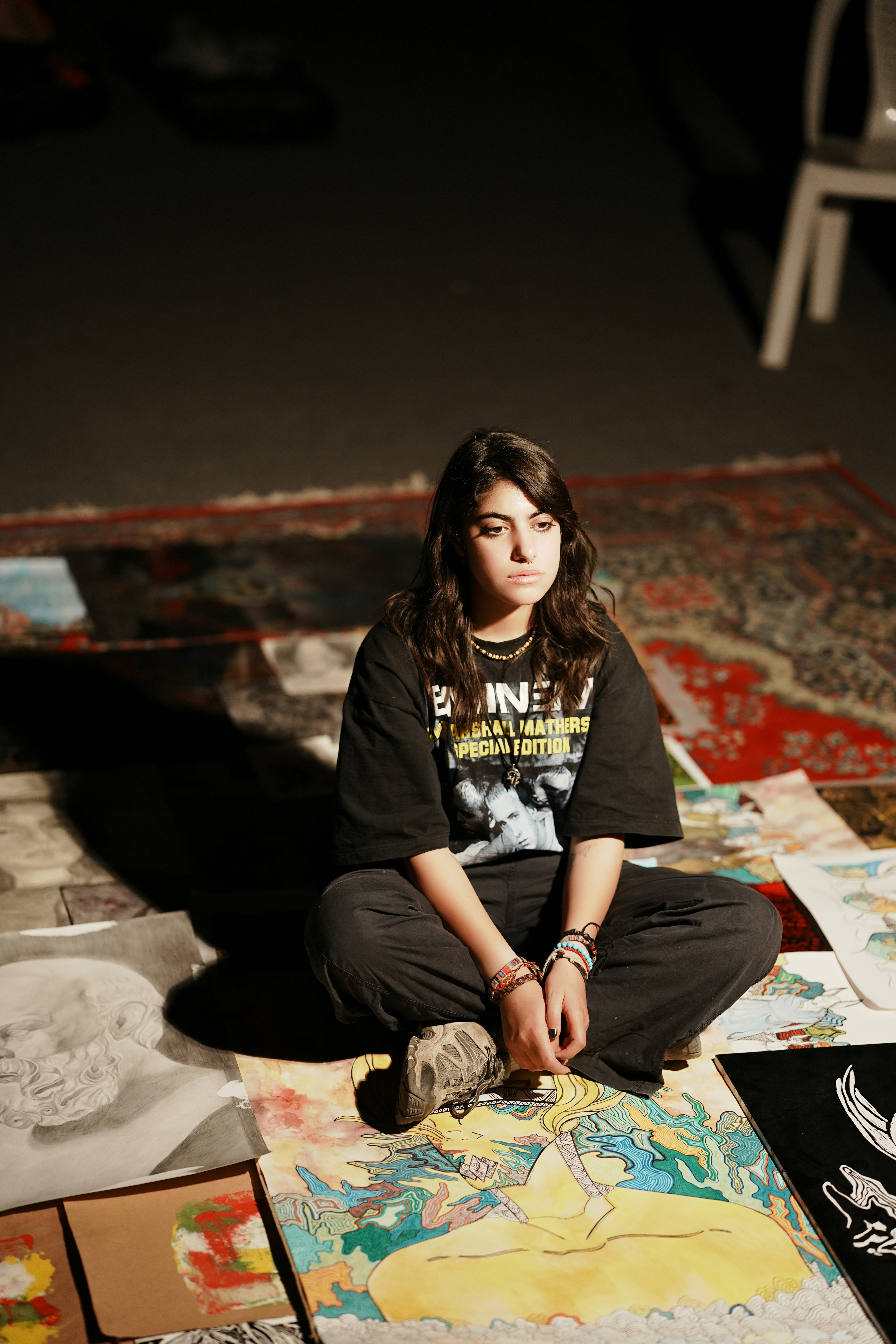 Jeune femme assise entourée d’œuvres d’art