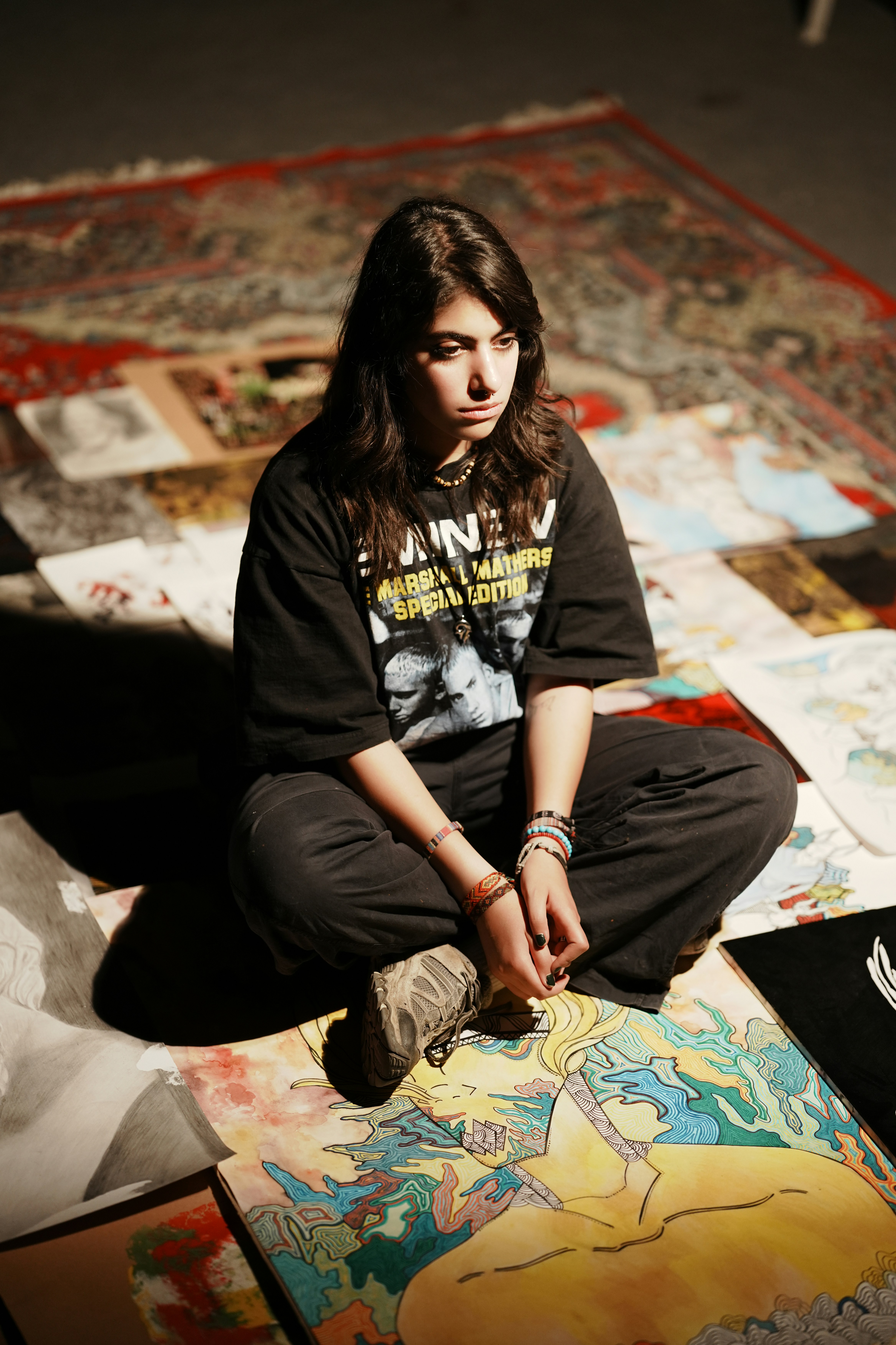 作品の中に座る若いアーティスト