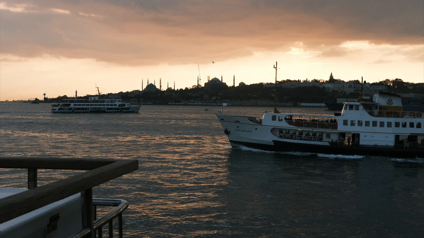 Trajekt preko Bosfora između evropske i azijske strane Istanbula