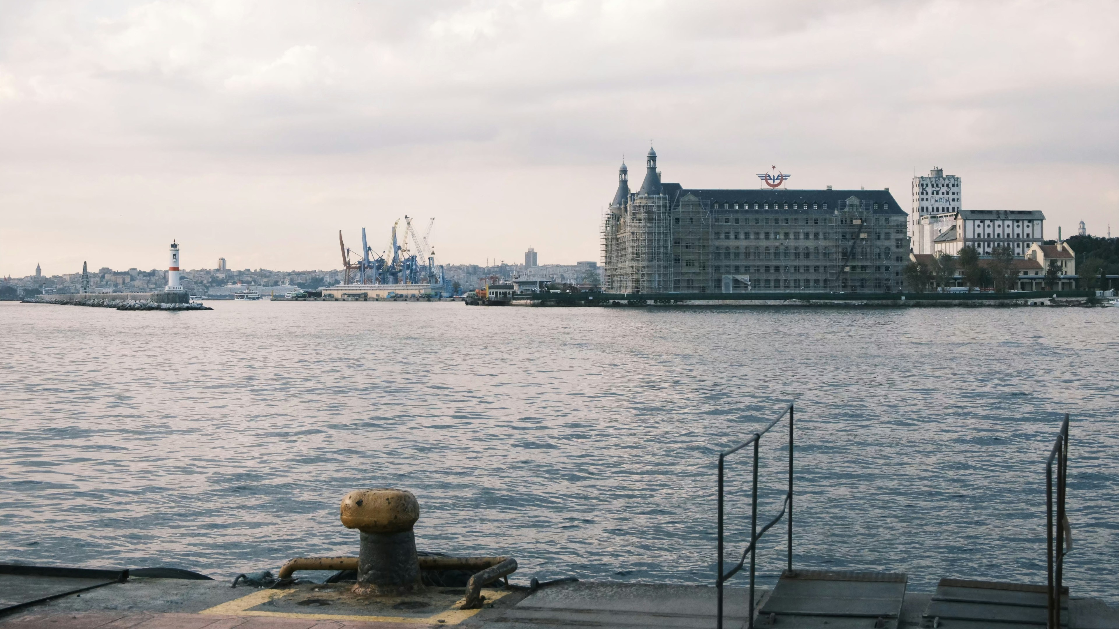 Historic Haydarpaşa Terminal and Lighthouse on Istanbul Shore (Photo by Cemrecan Yurtman on Unsplash)