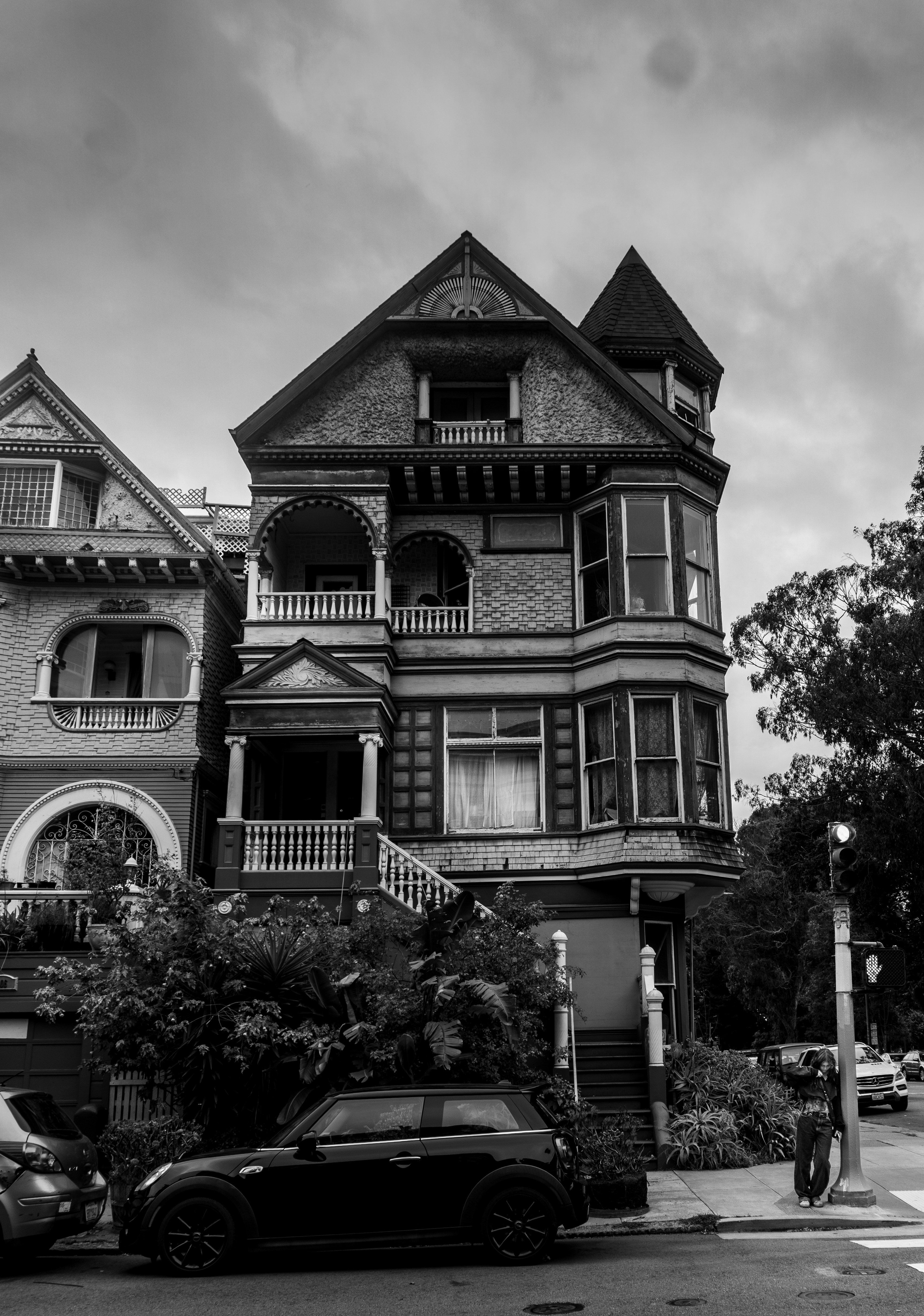 Casa victoriana con detalles ornamentados y un coche.
