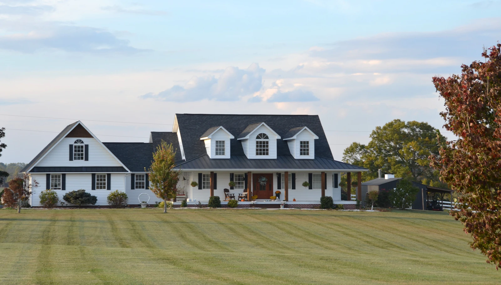 Clean shingle roof on a suburban Oregon home after soft washing