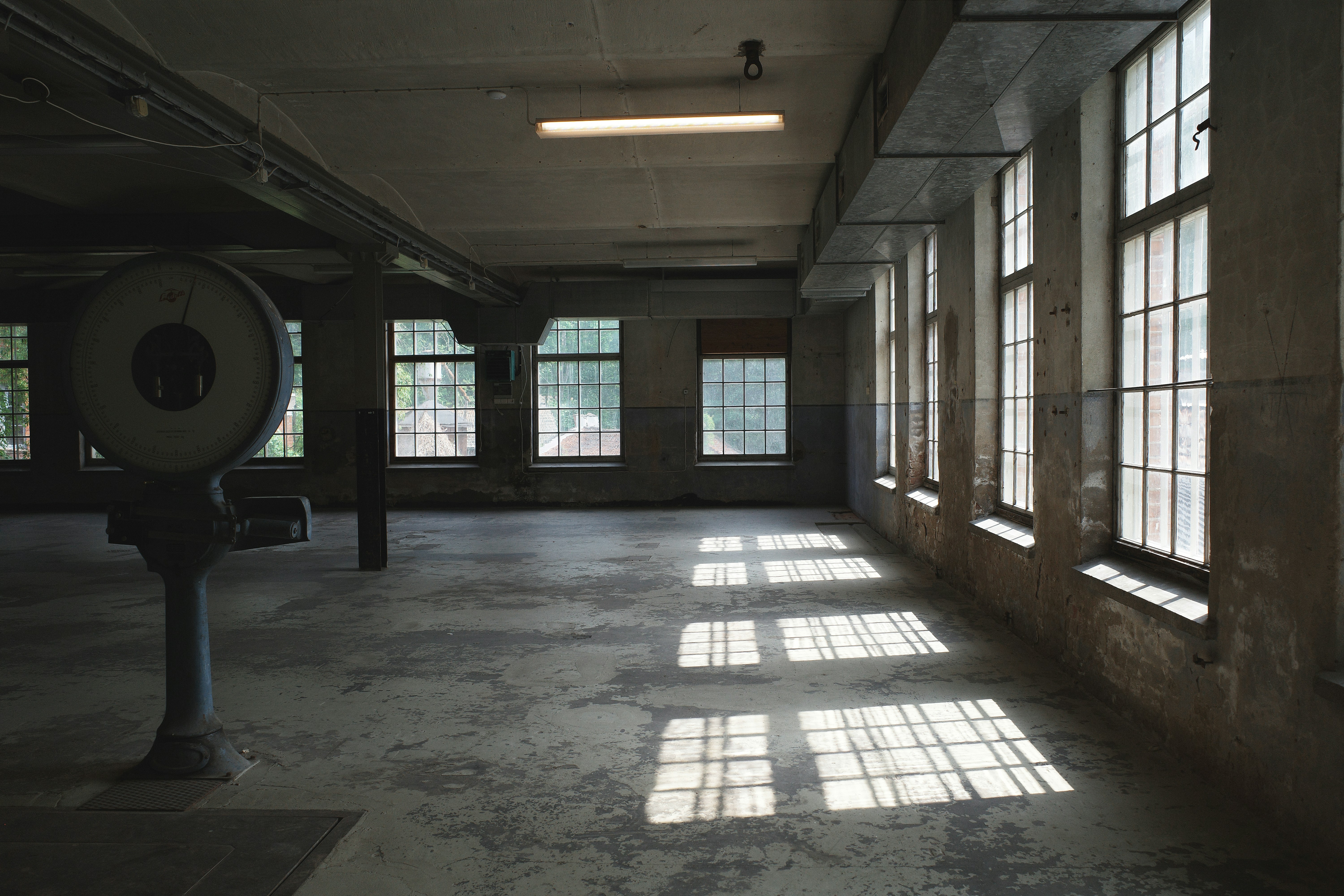 مستودع نظيف ومنظم