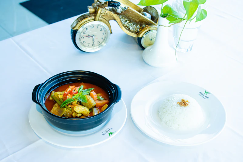 Món gà hầm cay ăn kèm cơm trắng
