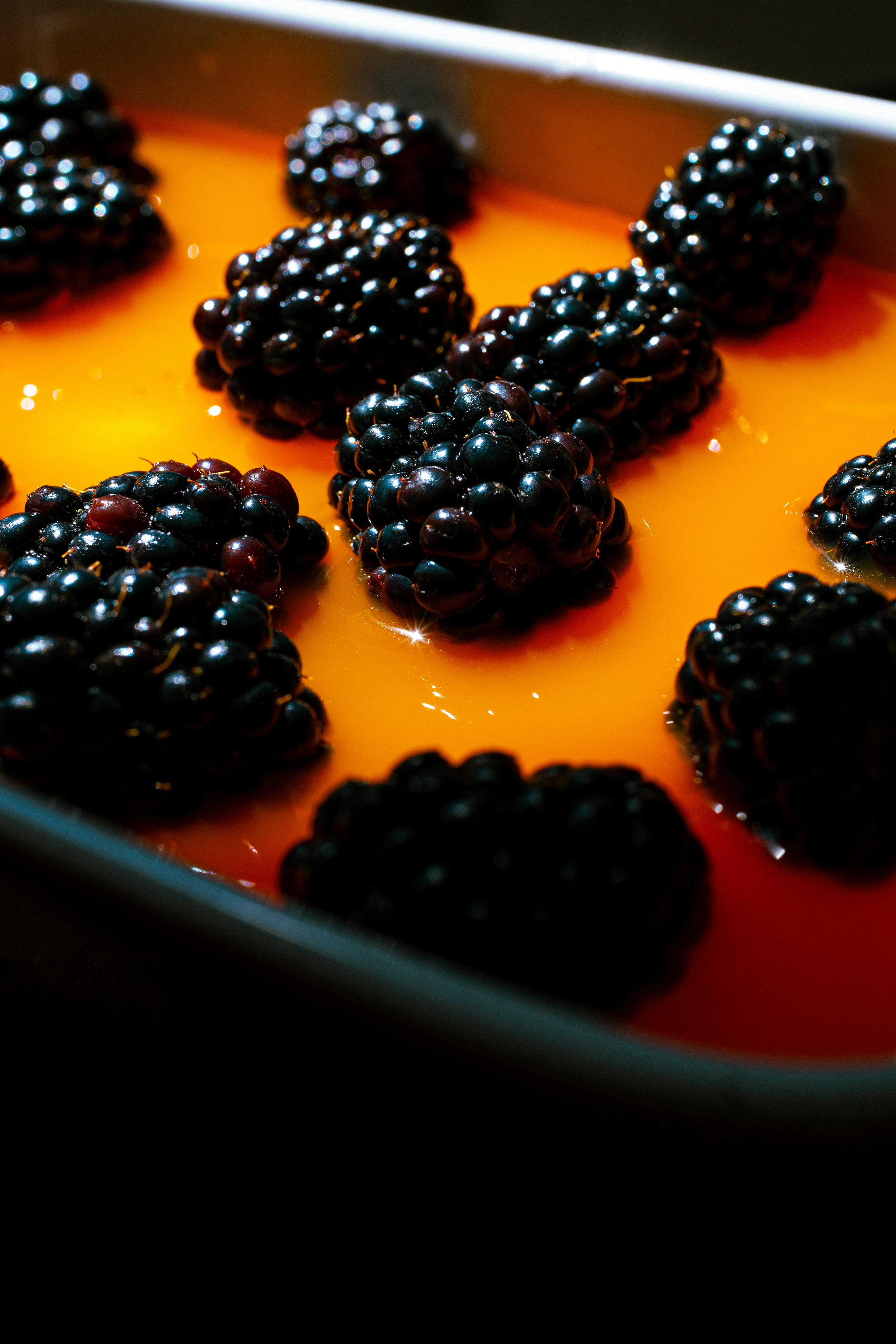 More che galleggiano nella gelatina d'arancia