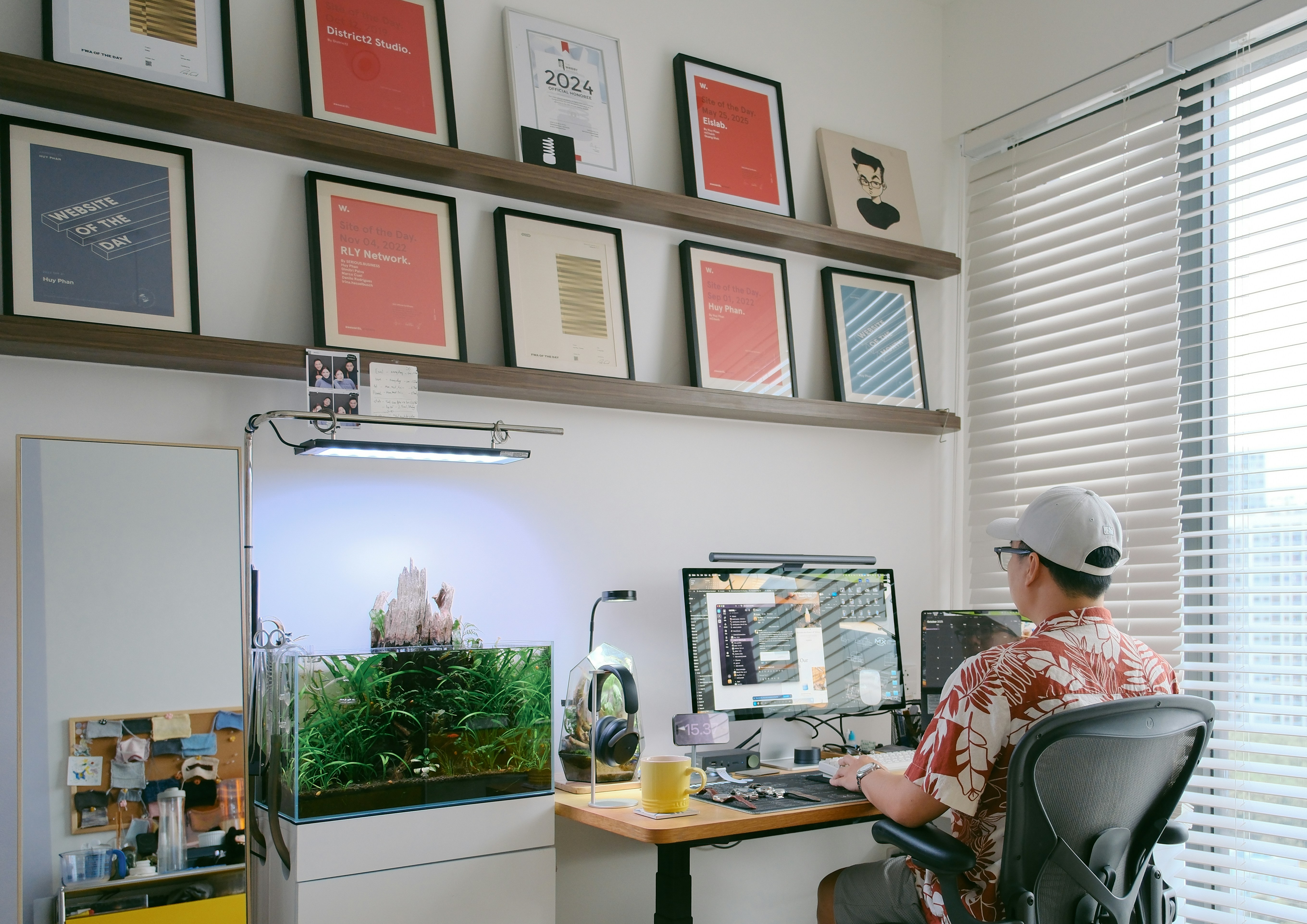 ノートPCで作業するクリエイター