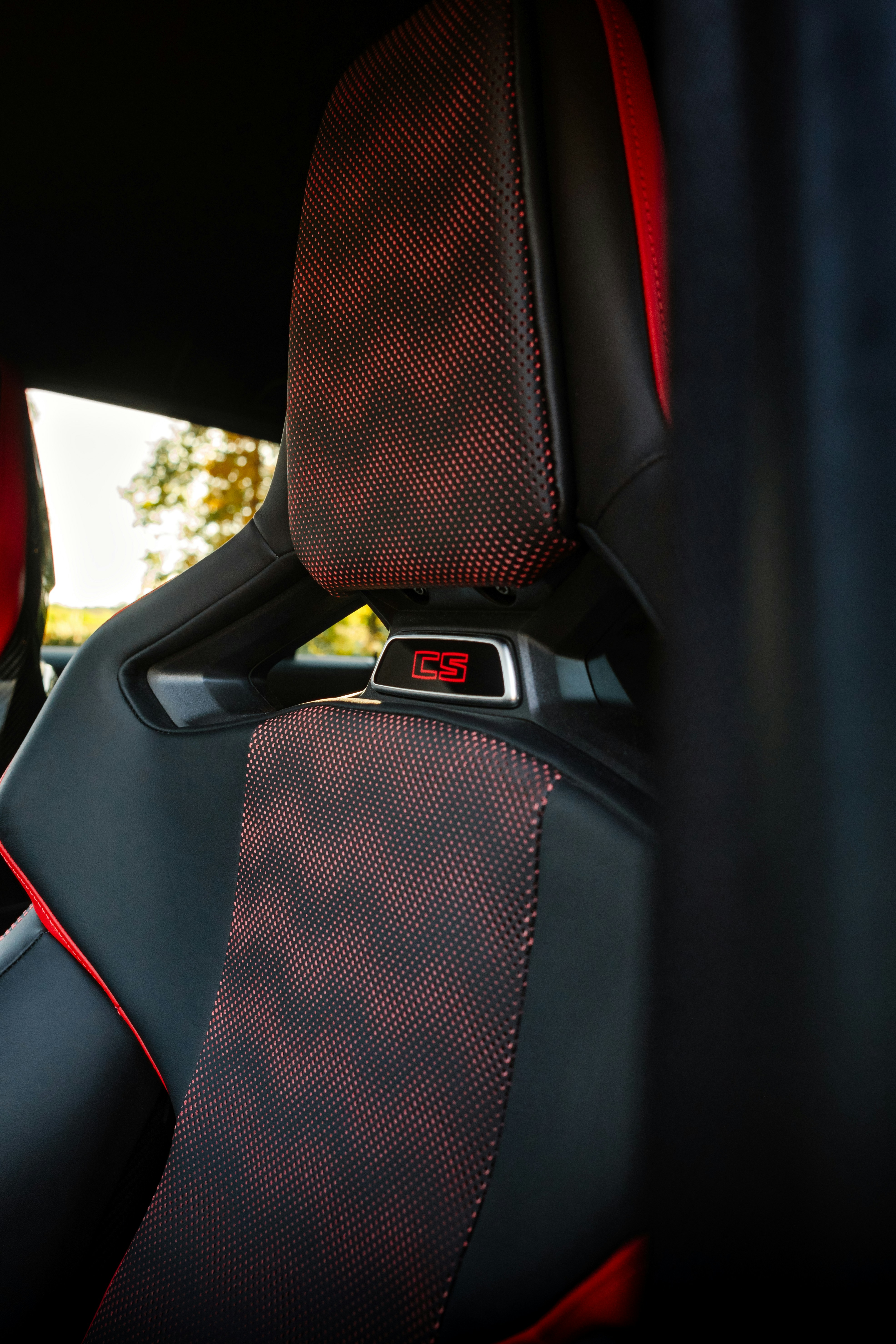 자동차의 스포티한 빨간색과 검은색 시트를 클로즈업합니다.