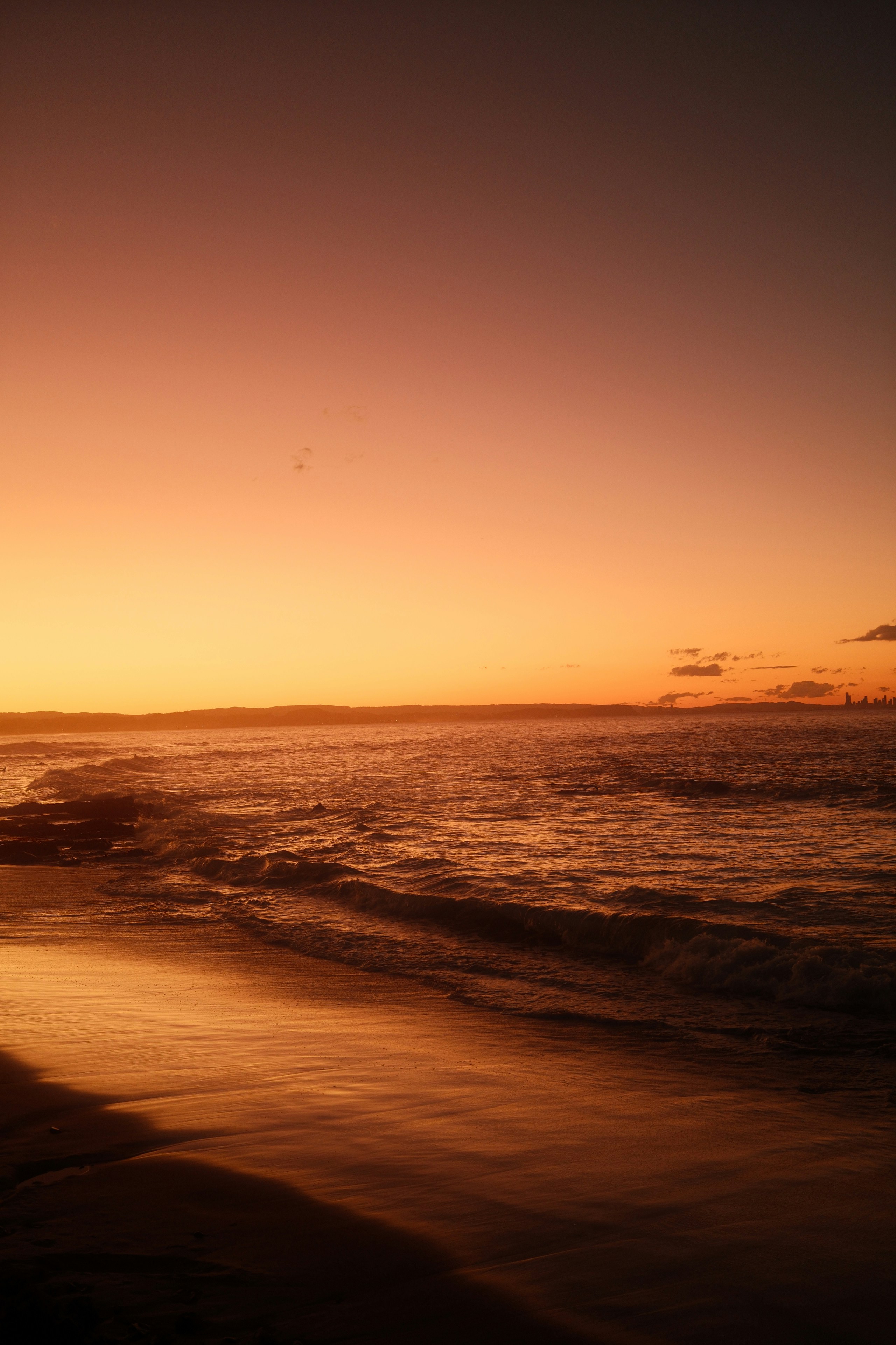 Coucher de soleil chaud sur un océan tranquille et une plage de sable