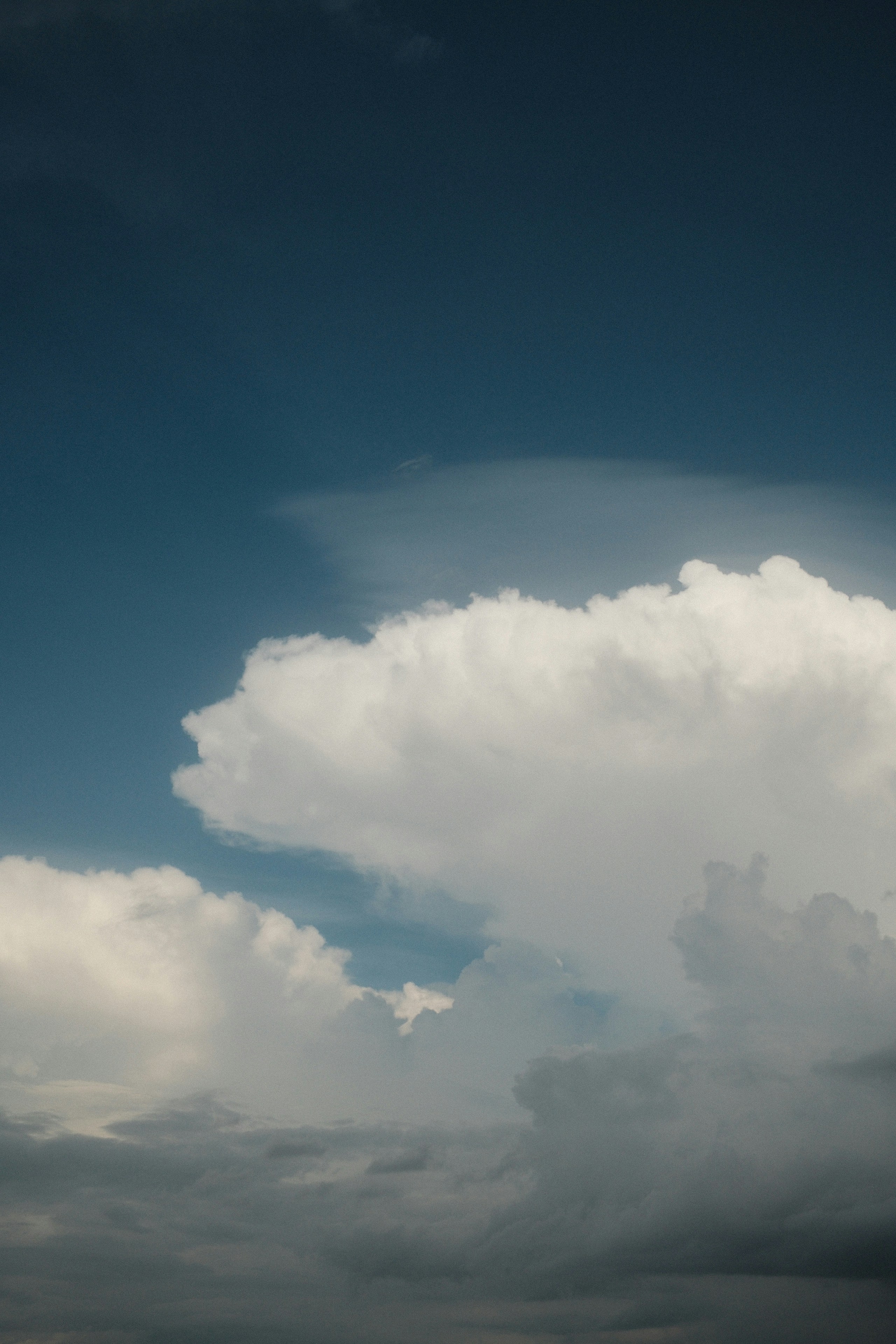 Des nuages spectaculaires contre un ciel d’un bleu profond.