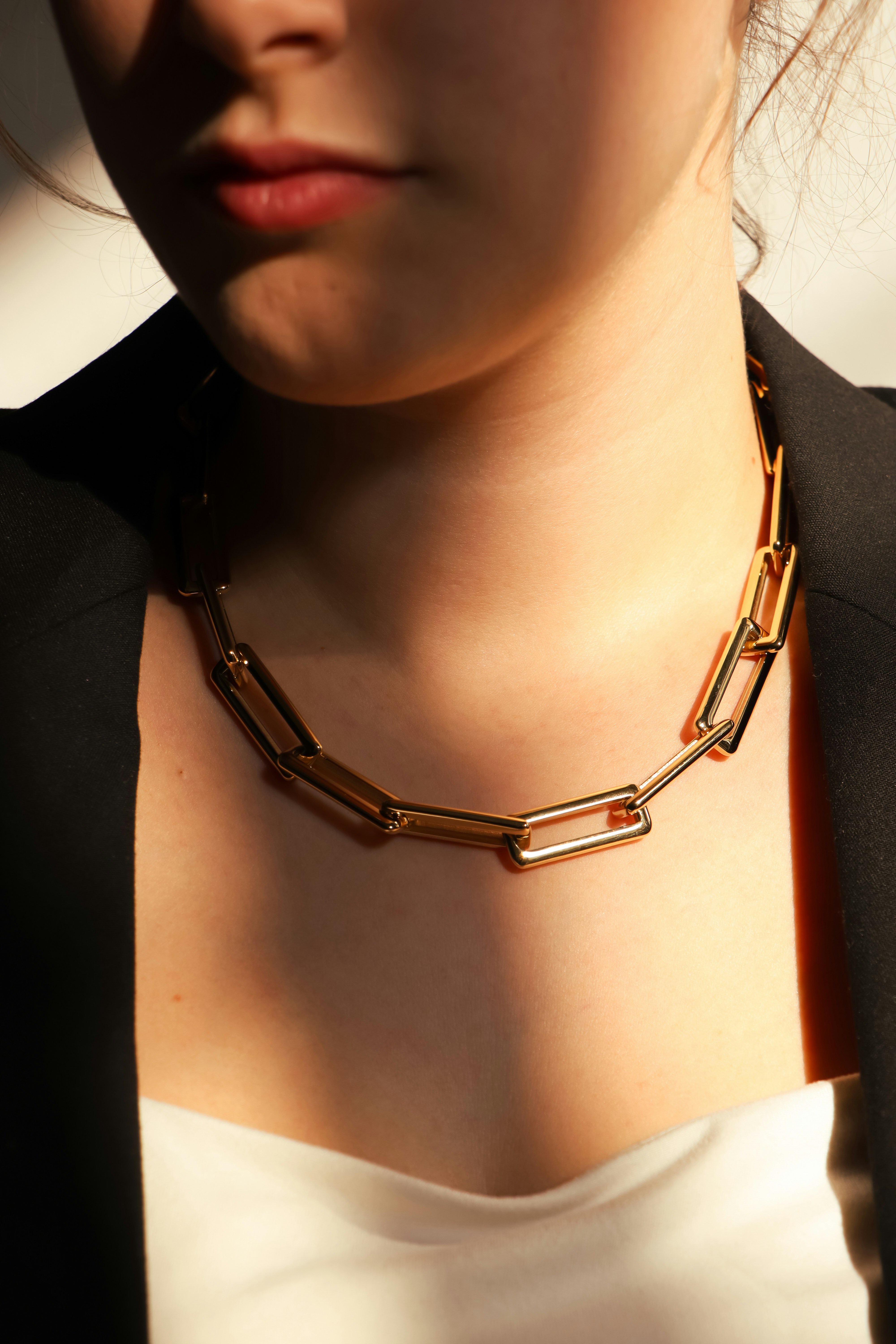 What is a 'statement necklace'?