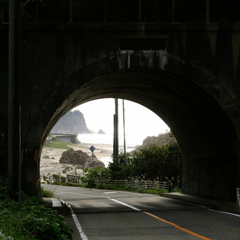 隧道出口框住海岸與礁岩