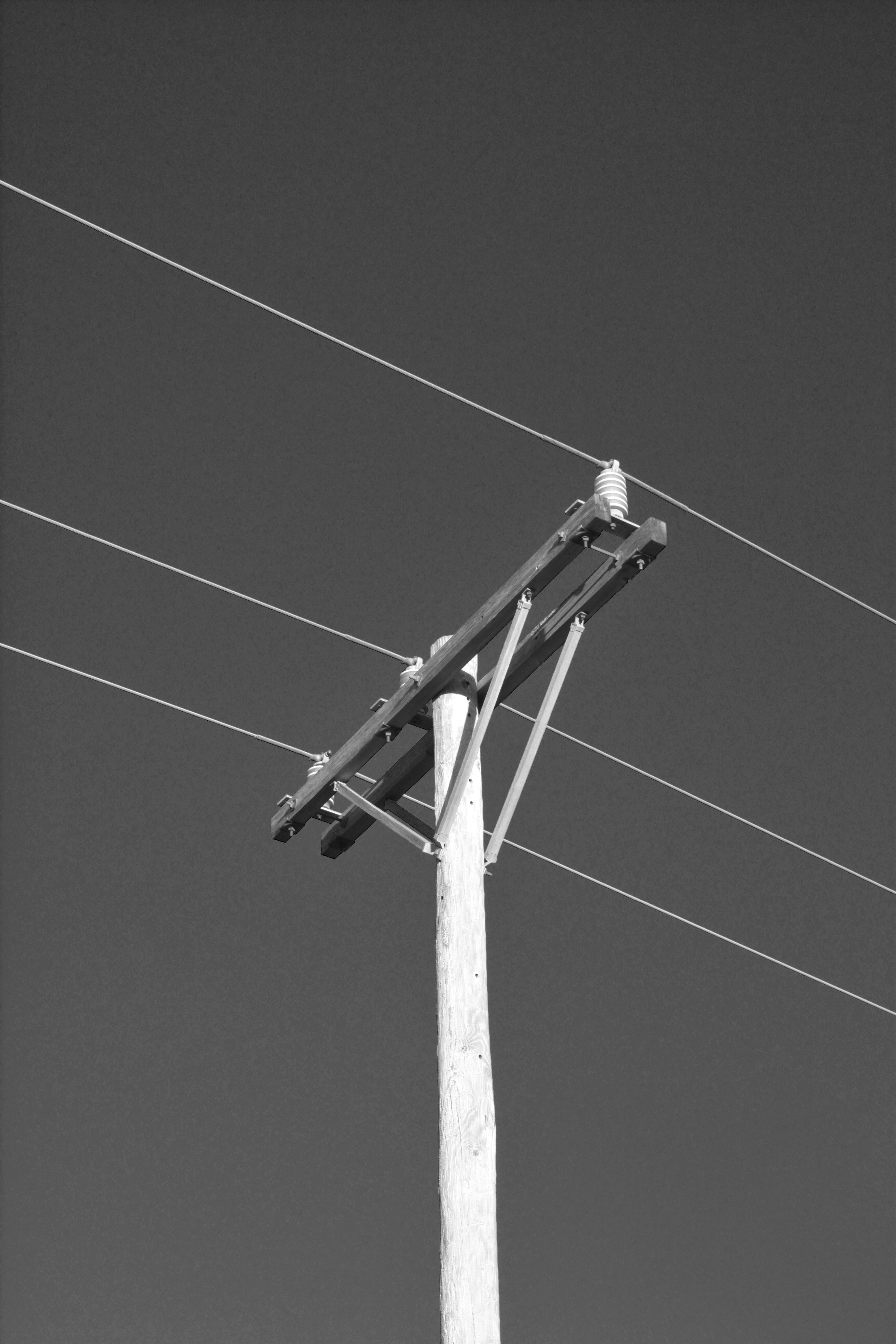 Palo di servizio in legno con fili contro il cielo