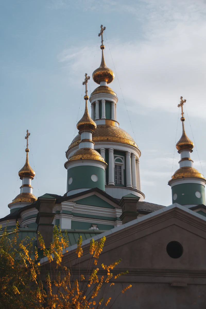Золотые купола храма в Тамбове на фоне неба