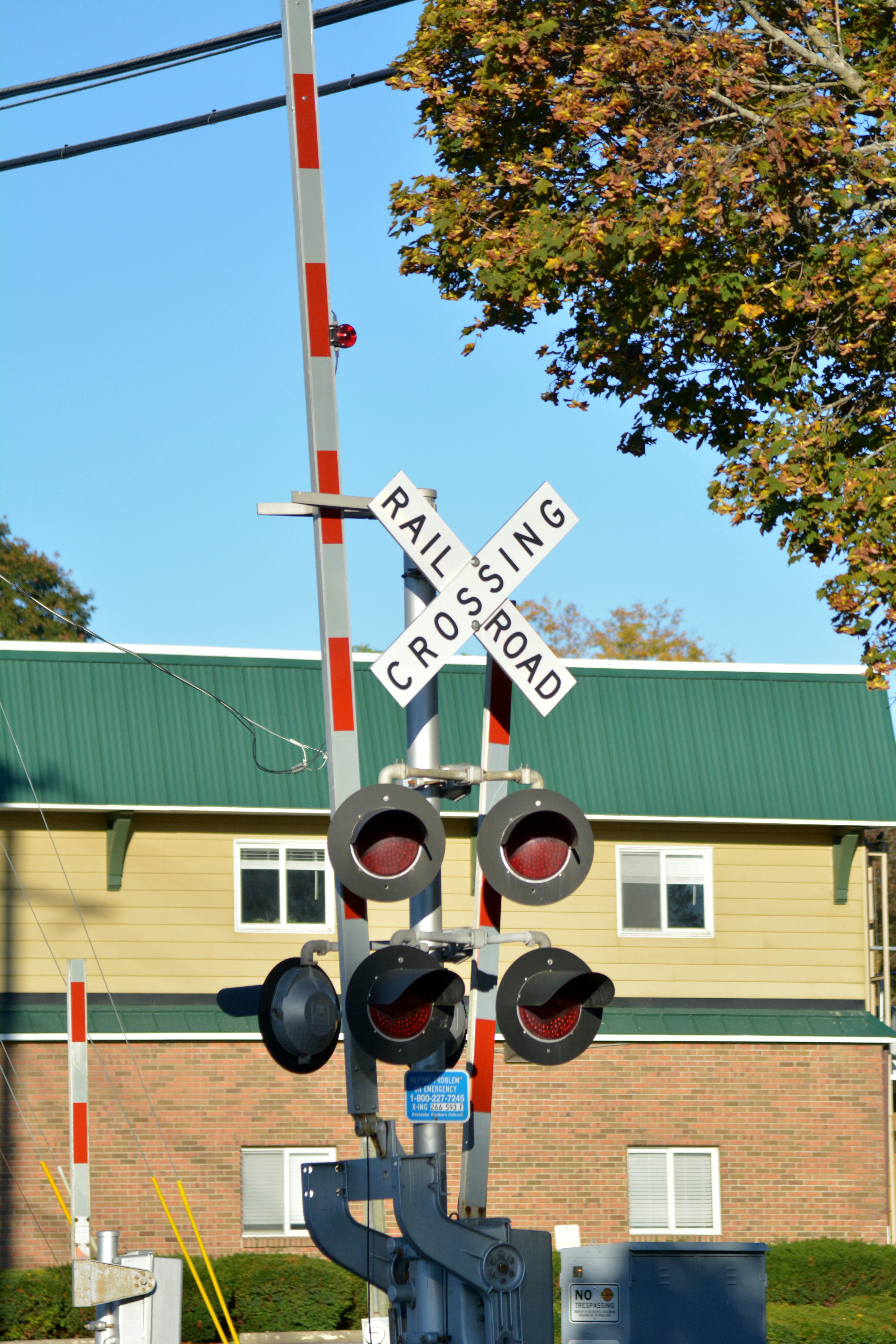 눈 속의 철도 건널목 신호 사진 – Unsplash의 무료 겨울 이미지, image size:3000x4500